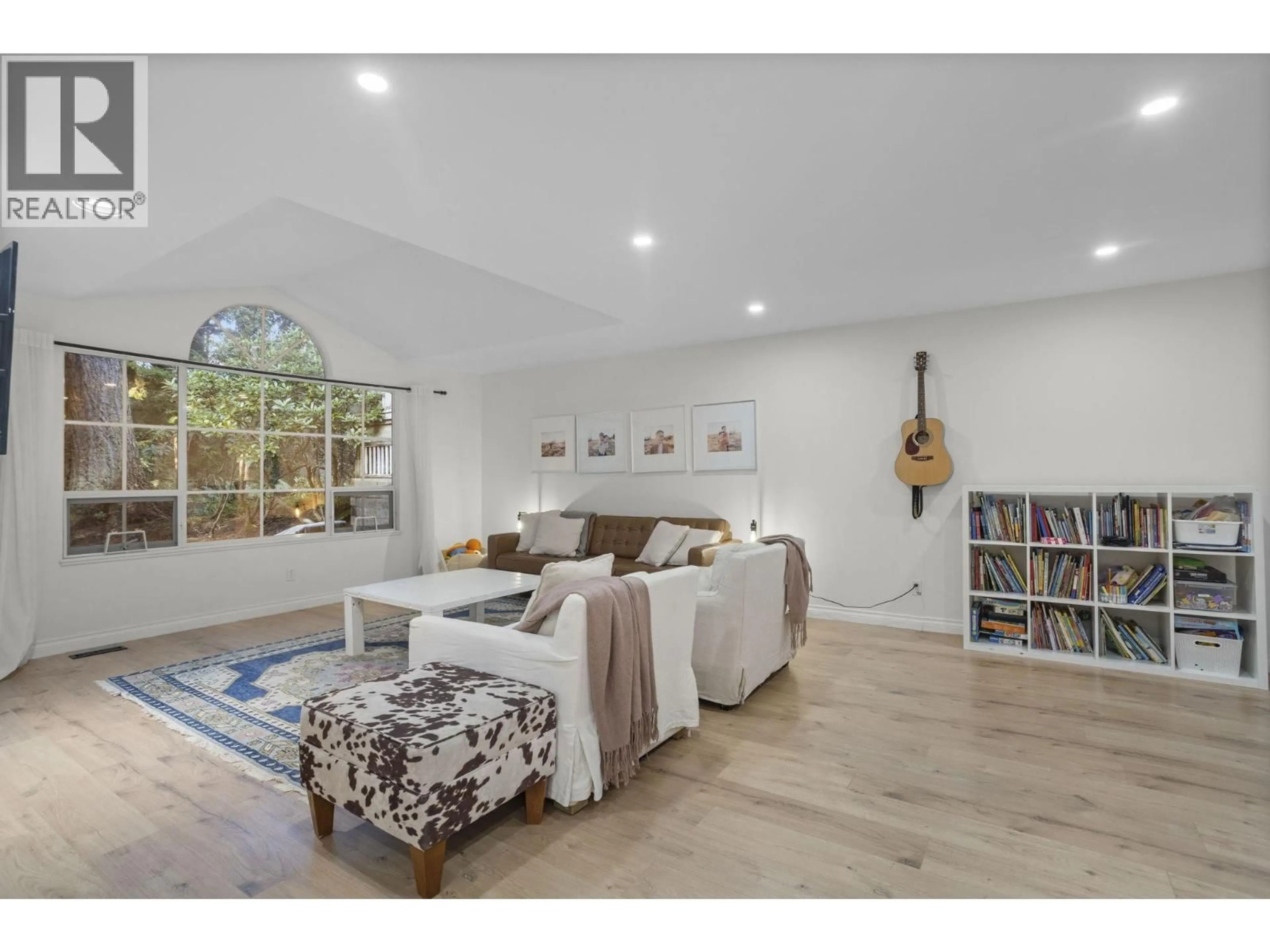 Living room with furniture, unknown for 31 DEERWOOD PLACE, Port Moody British Columbia V3H4X7