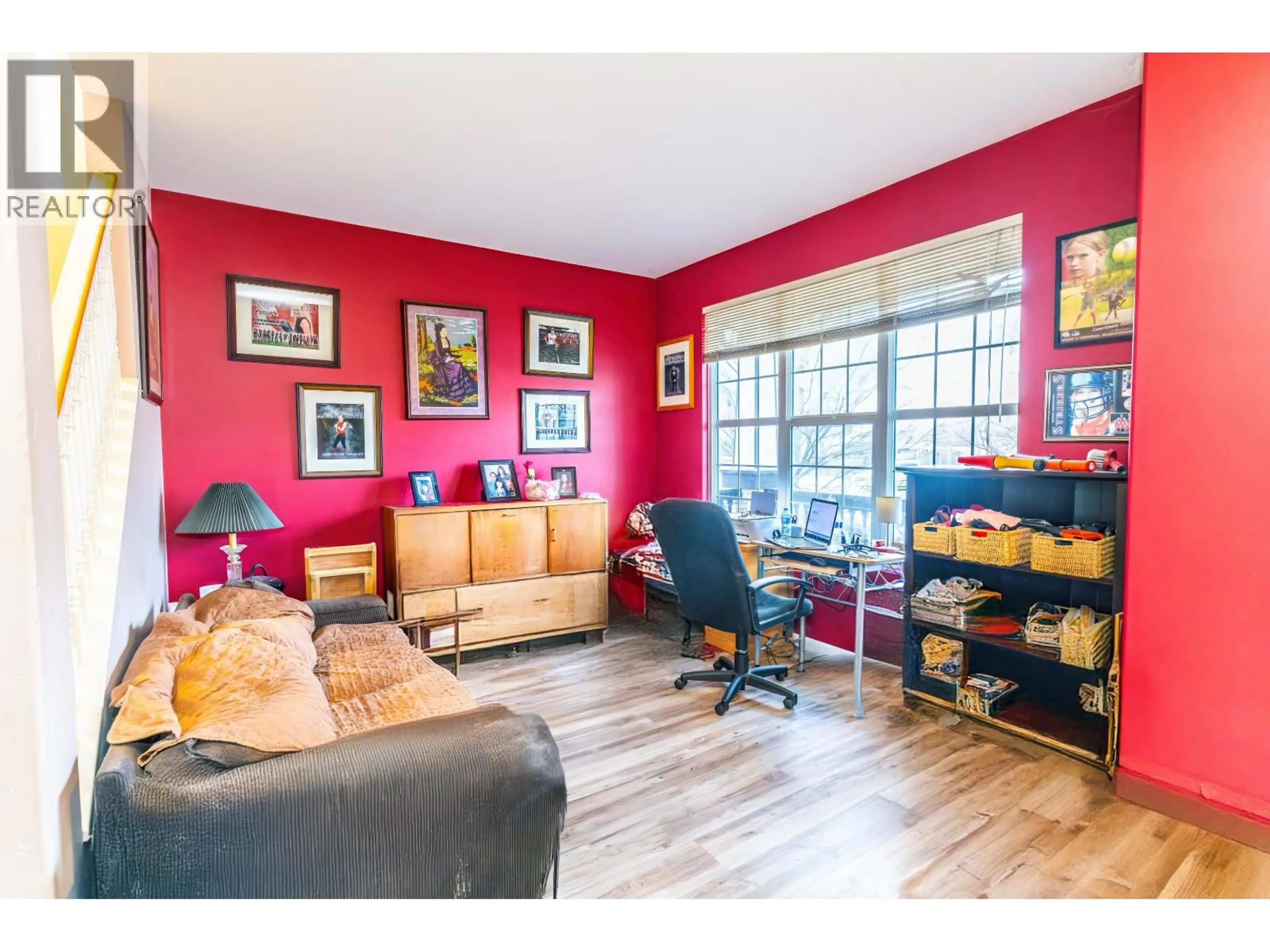 Living room with furniture, wood/laminate floor for 24284 102B AVENUE, Maple Ridge British Columbia V2W1Y1