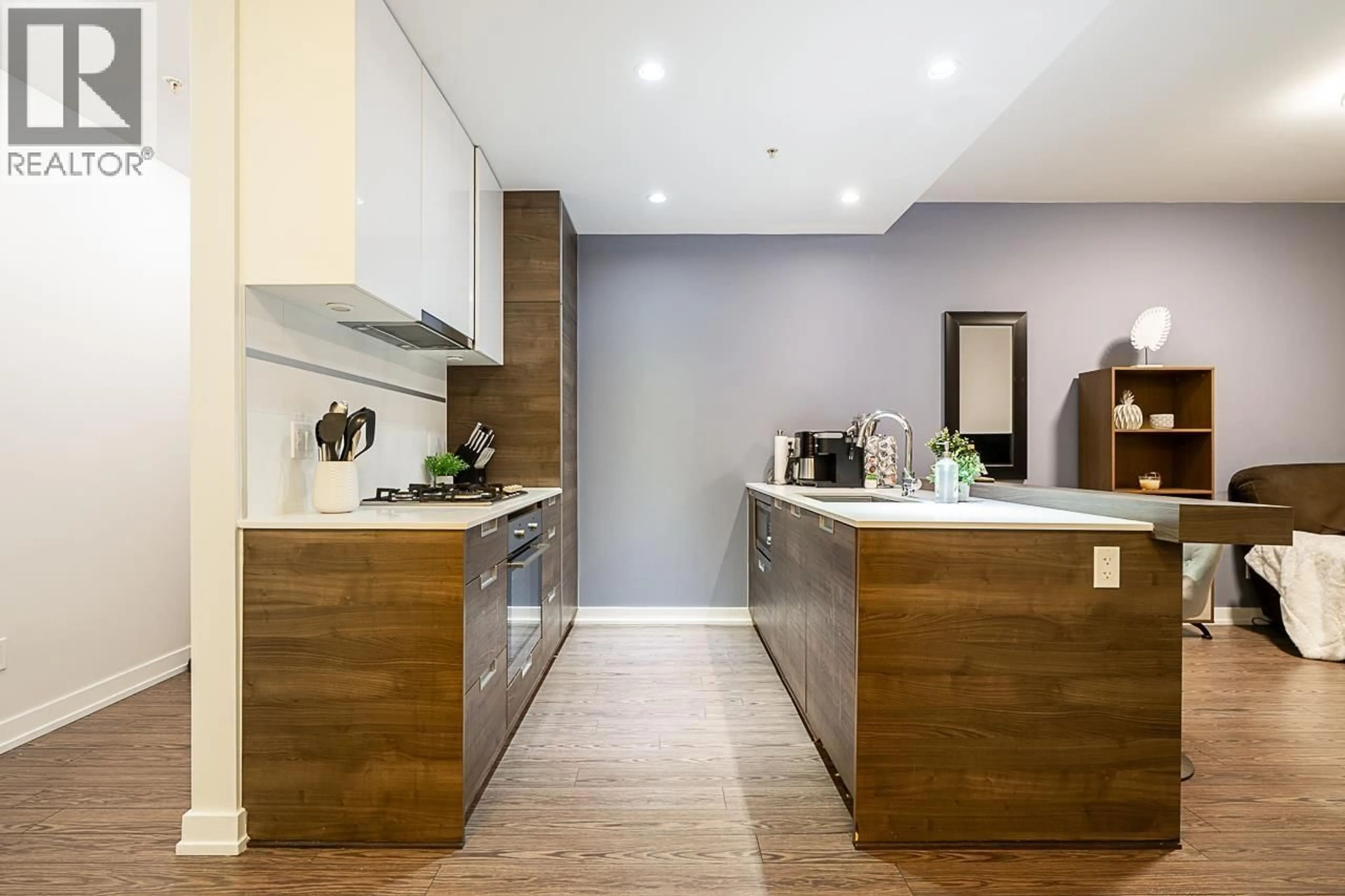 Contemporary kitchen, unknown for 2910 - 4688 KINGSWAY, Burnaby British Columbia V5H0E9