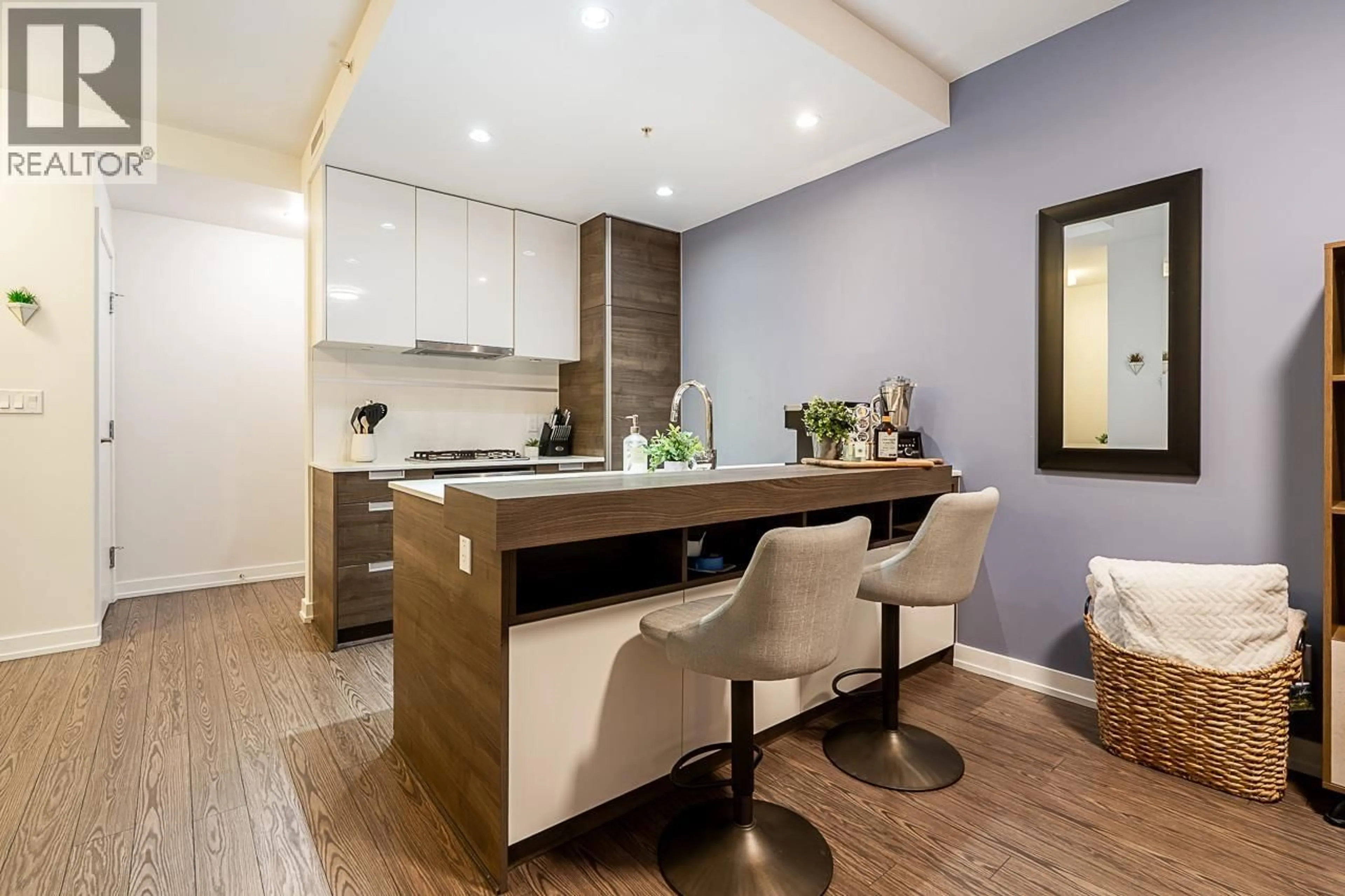 Open concept kitchen, wood/laminate floor for 2910 - 4688 KINGSWAY, Burnaby British Columbia V5H0E9