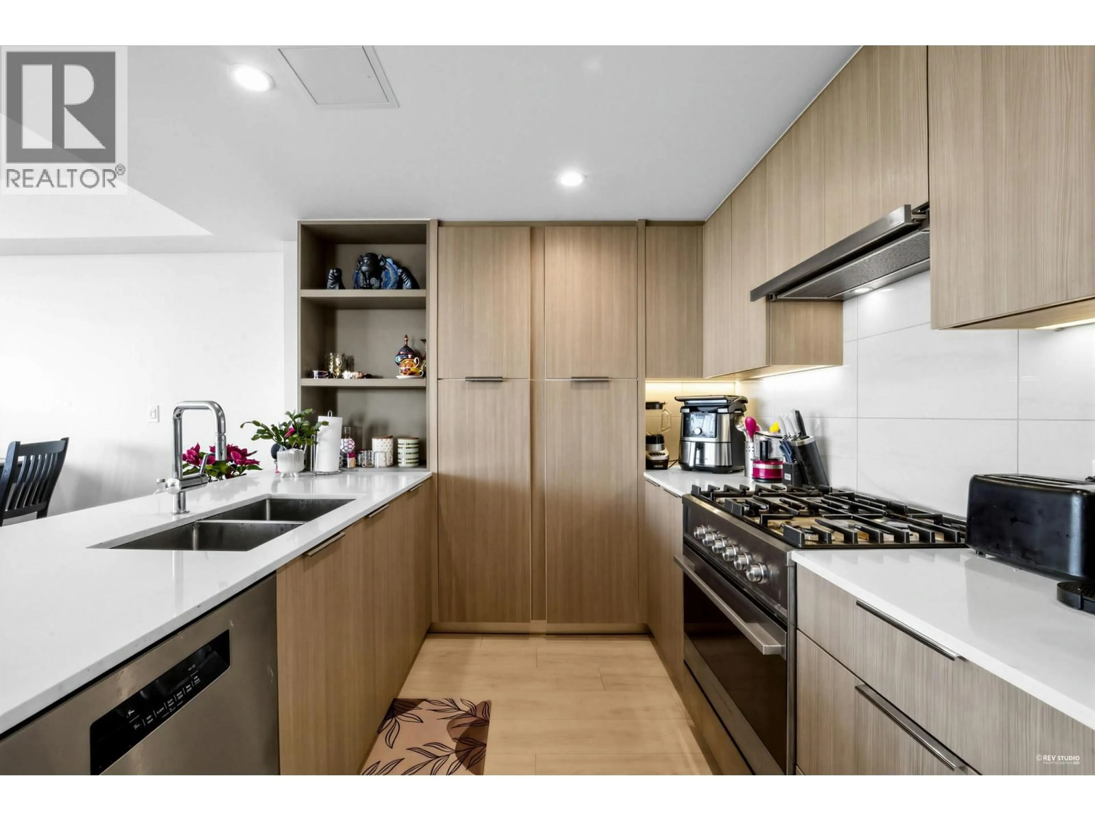 Standard kitchen, unknown for 1906 - 1401 HUNTER STREET, North Vancouver British Columbia V7J0E2