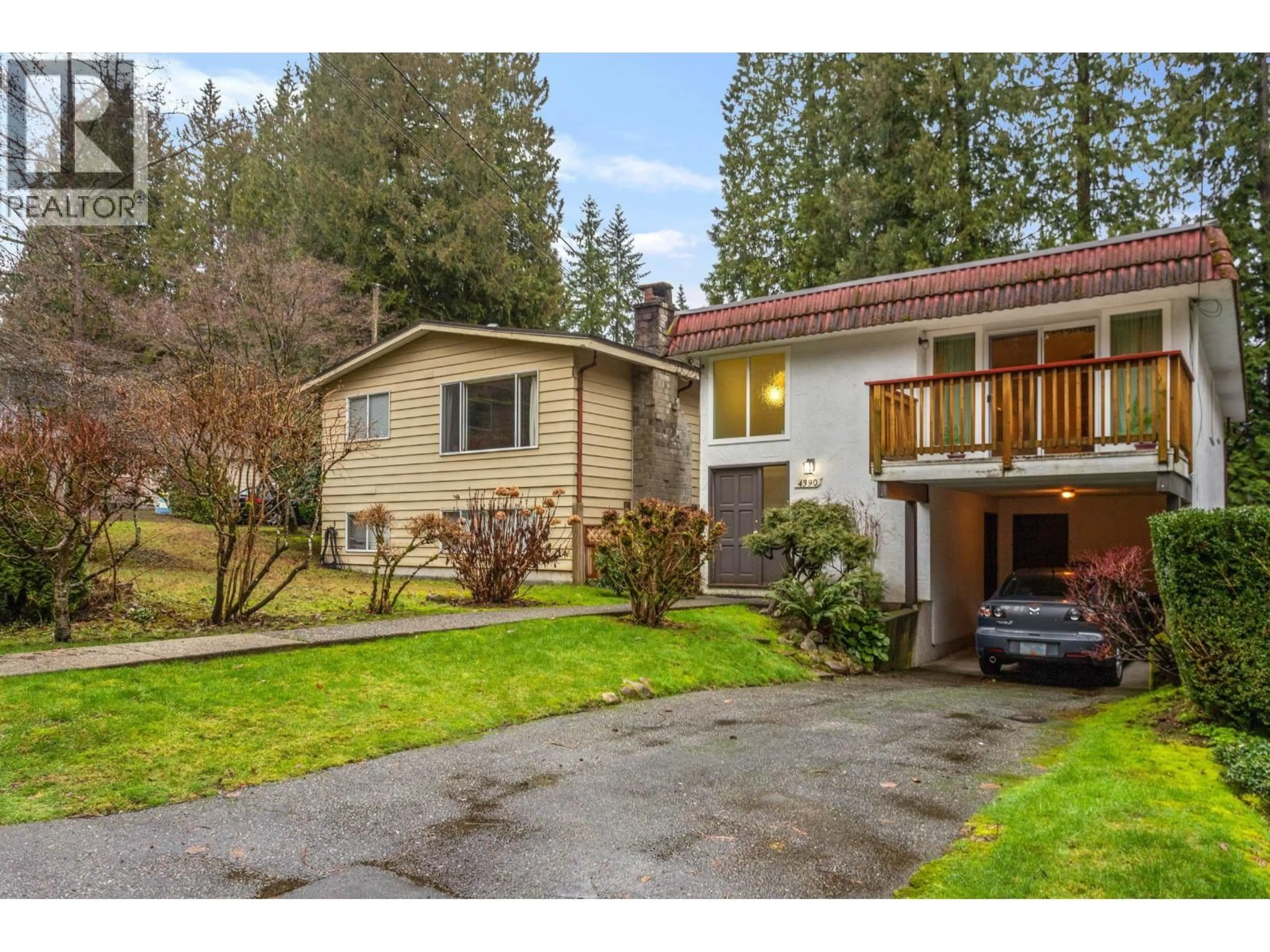 A pic from outside/outdoor area/front of a property/back of a property/a pic from drone, street for 4390 HOSKINS ROAD, North Vancouver British Columbia V7K2P8