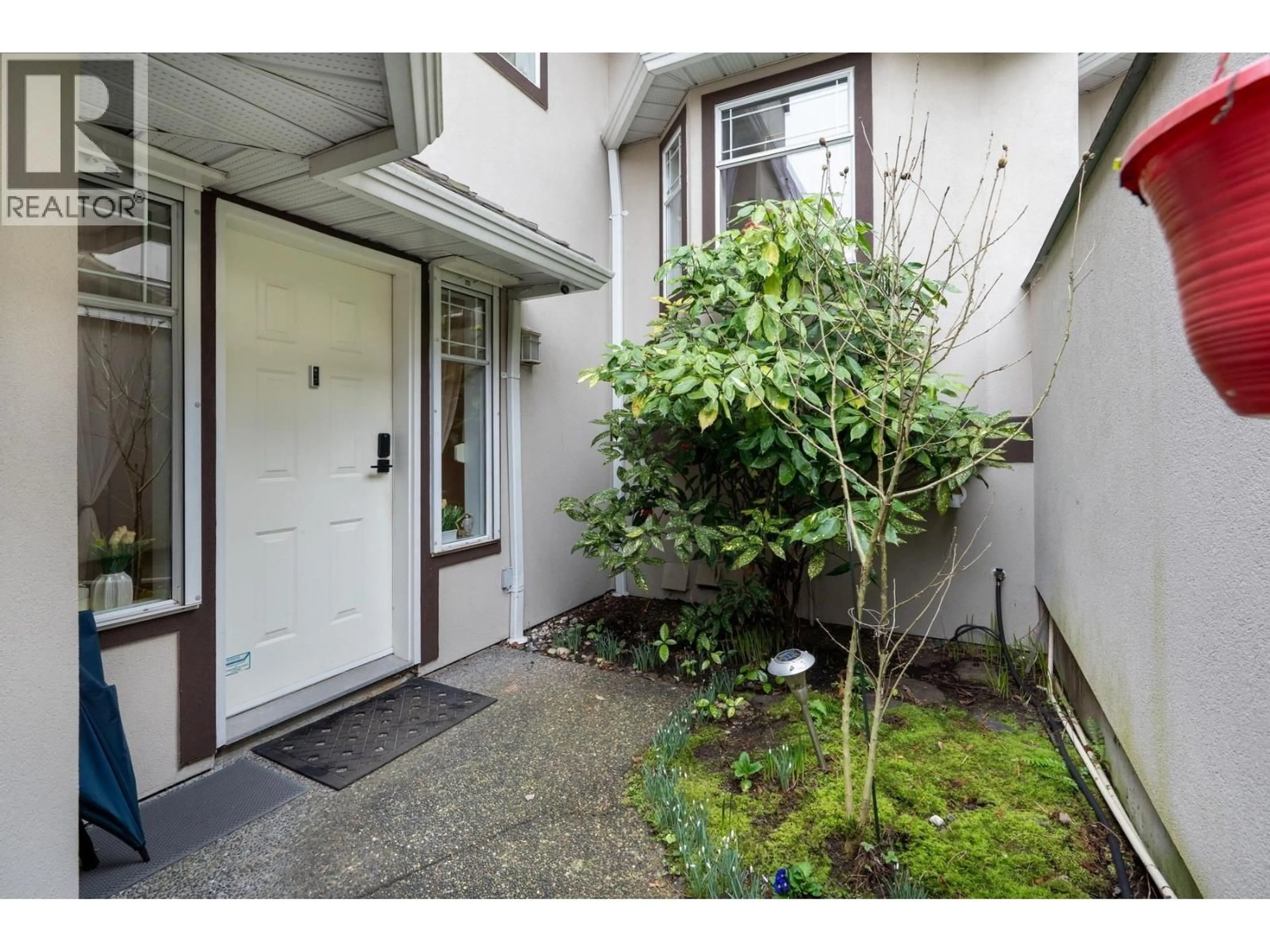 Indoor entryway for 4 - 58 RICHMOND STREET, New Westminster British Columbia V3L5P2