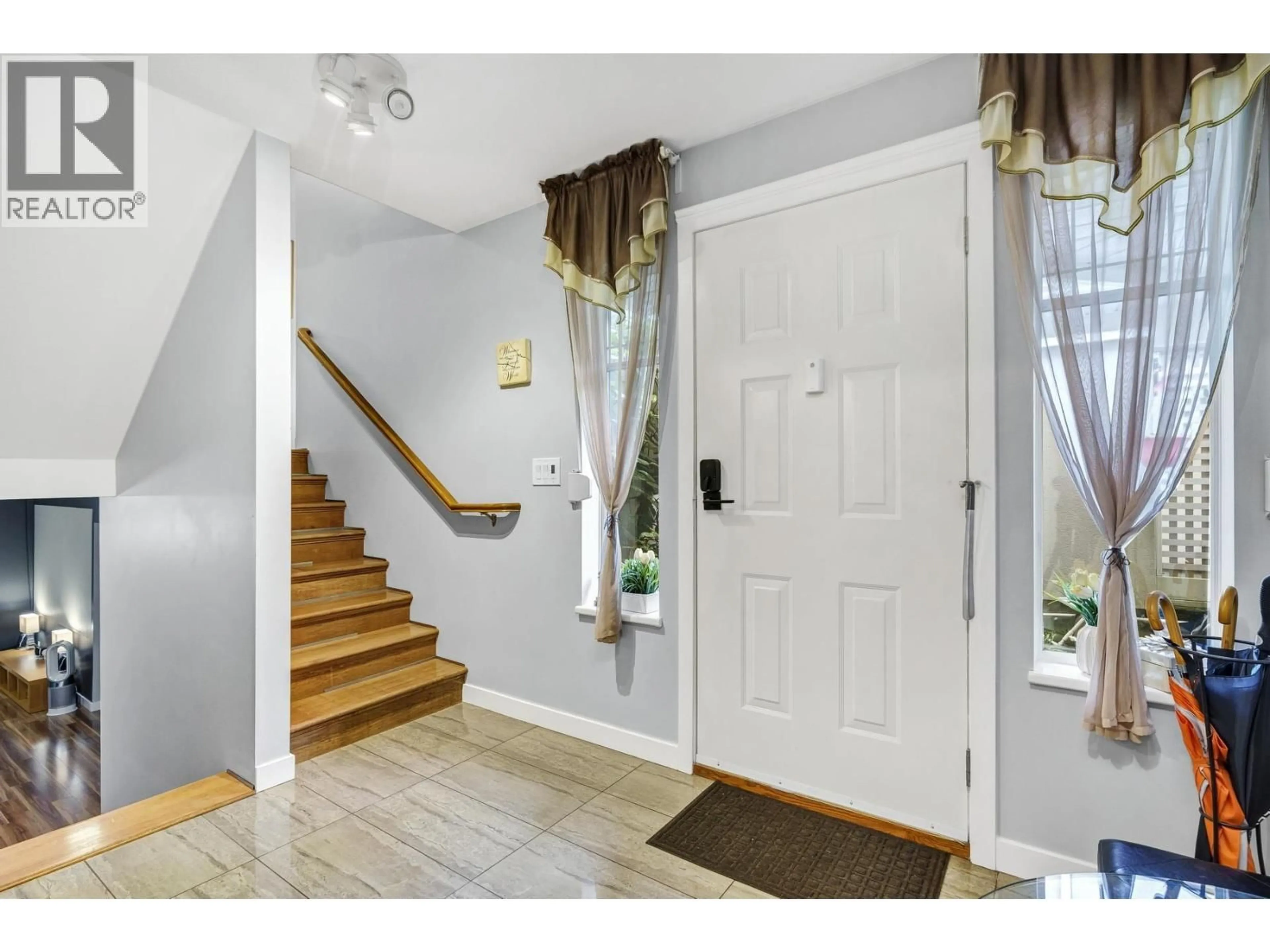 Indoor entryway for 4 - 58 RICHMOND STREET, New Westminster British Columbia V3L5P2