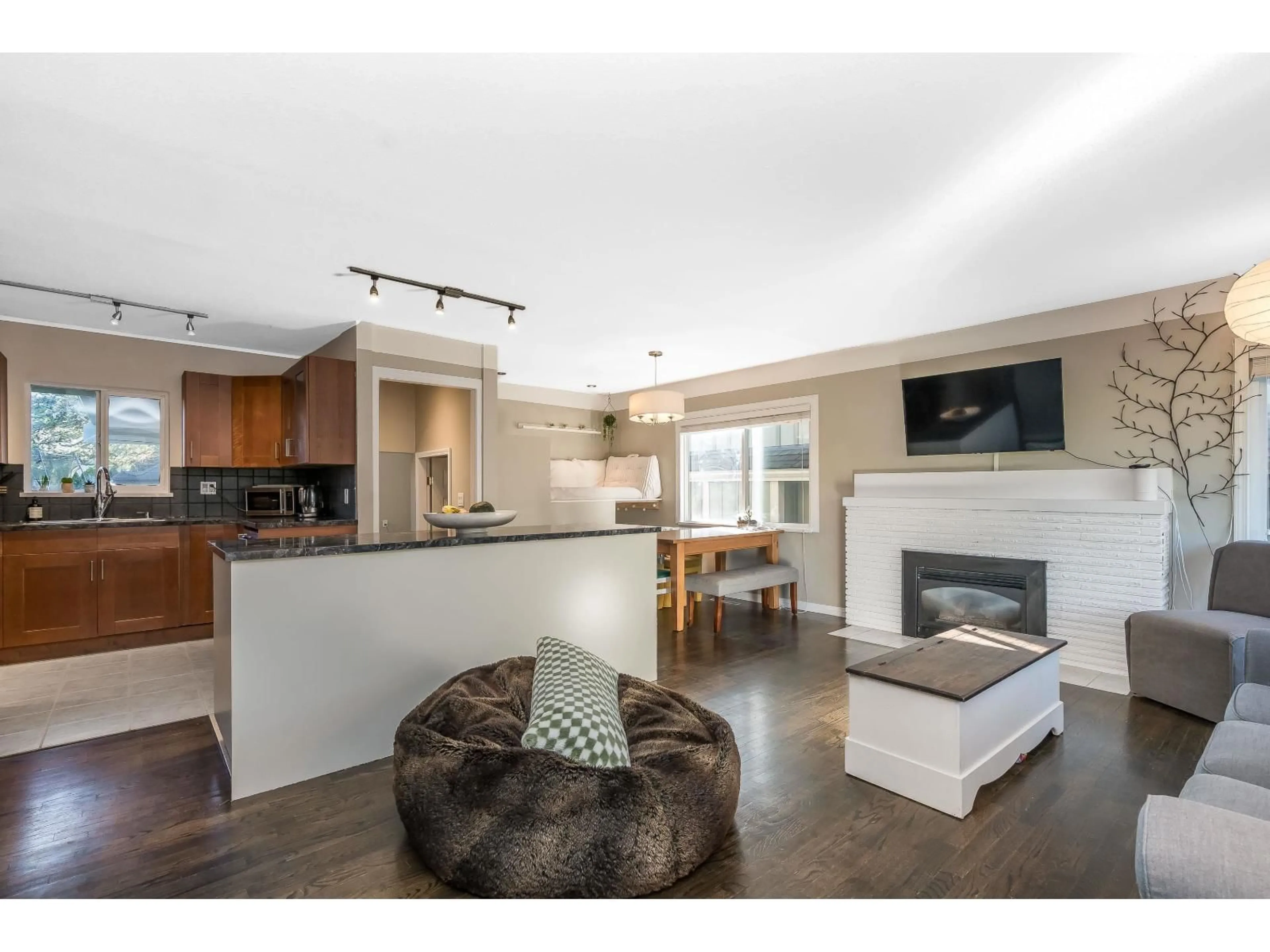 Open concept kitchen, wood/laminate floor for 14780 32 AVENUE, Surrey British Columbia V4P2J7