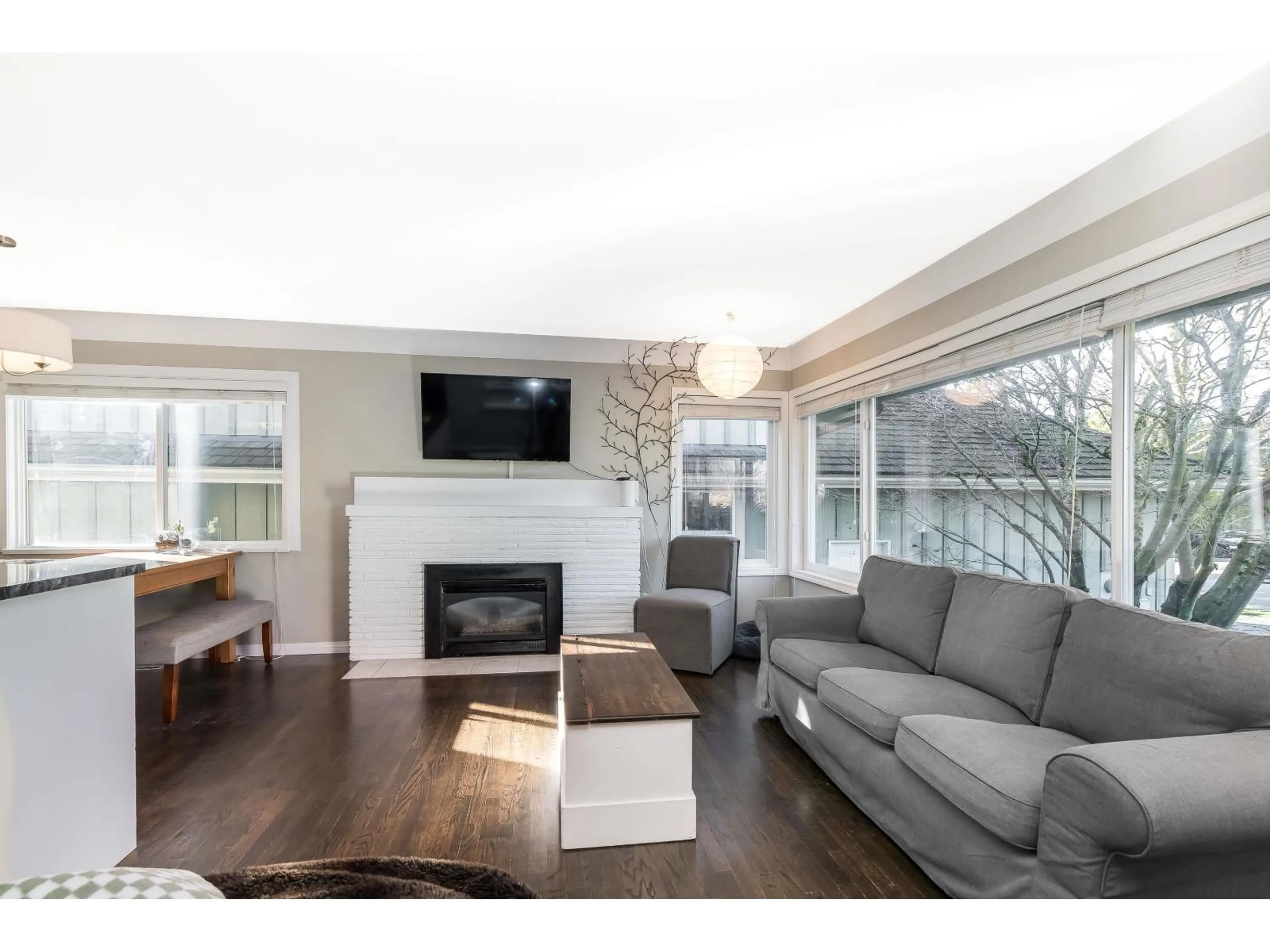 Living room with furniture, wood/laminate floor for 14780 32 AVENUE, Surrey British Columbia V4P2J7