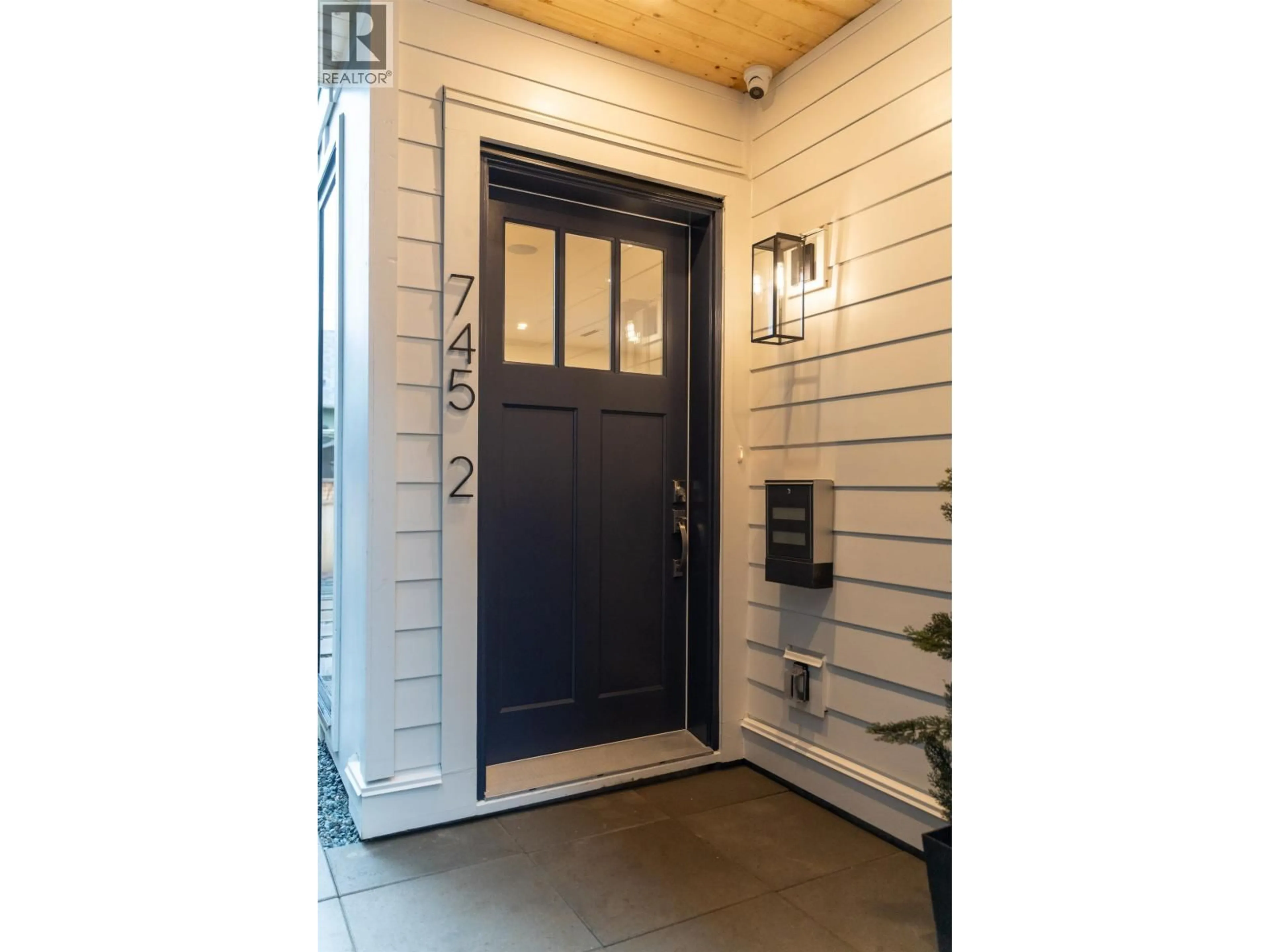 Indoor entryway for 2 - 745 SKEENA STREET, Vancouver British Columbia V5K4P4