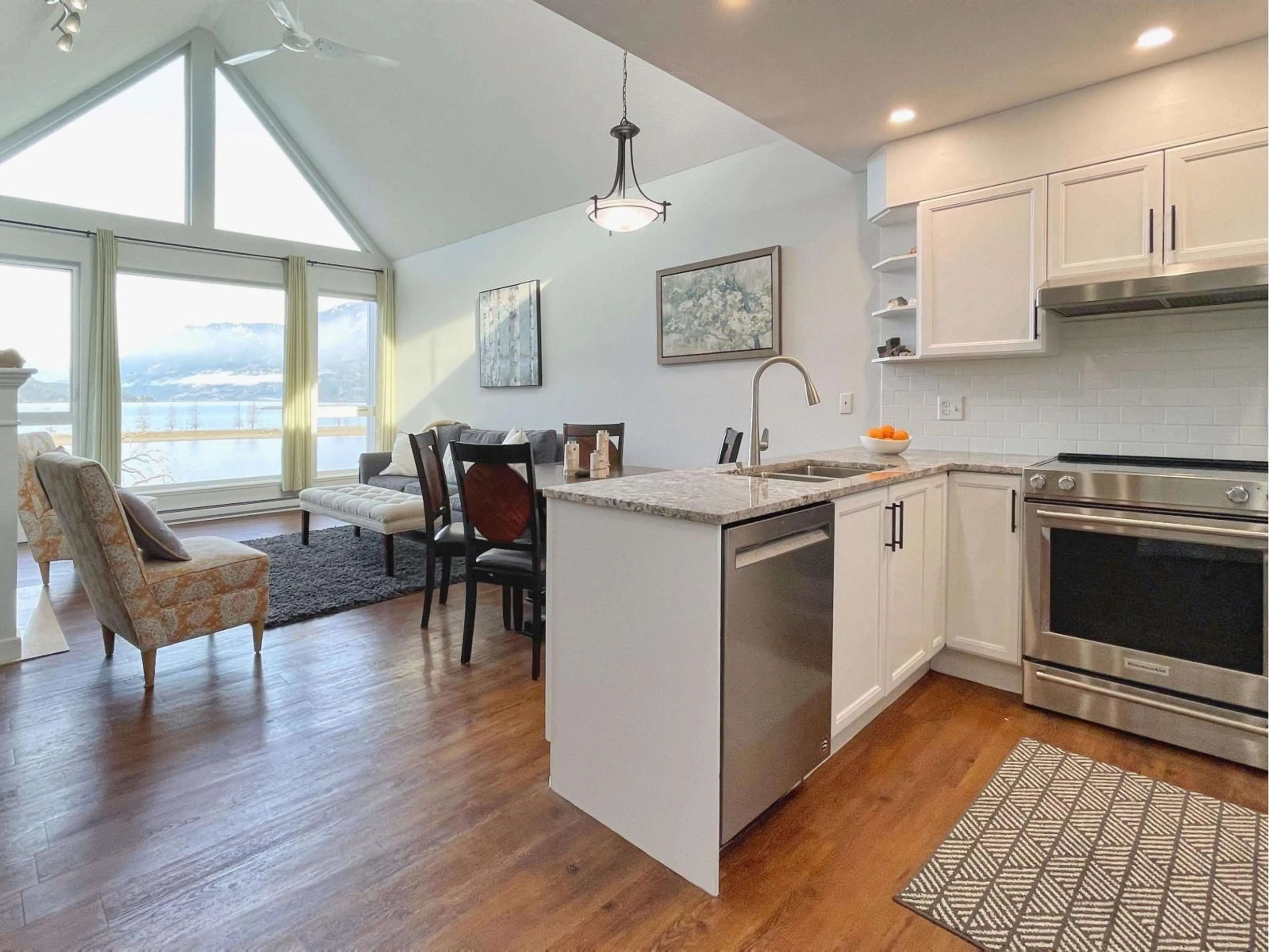 Open concept kitchen, wood/laminate floor for 406 - 378 ESPLANADE AVENUE, Harrison Hot Springs British Columbia V0M1K0