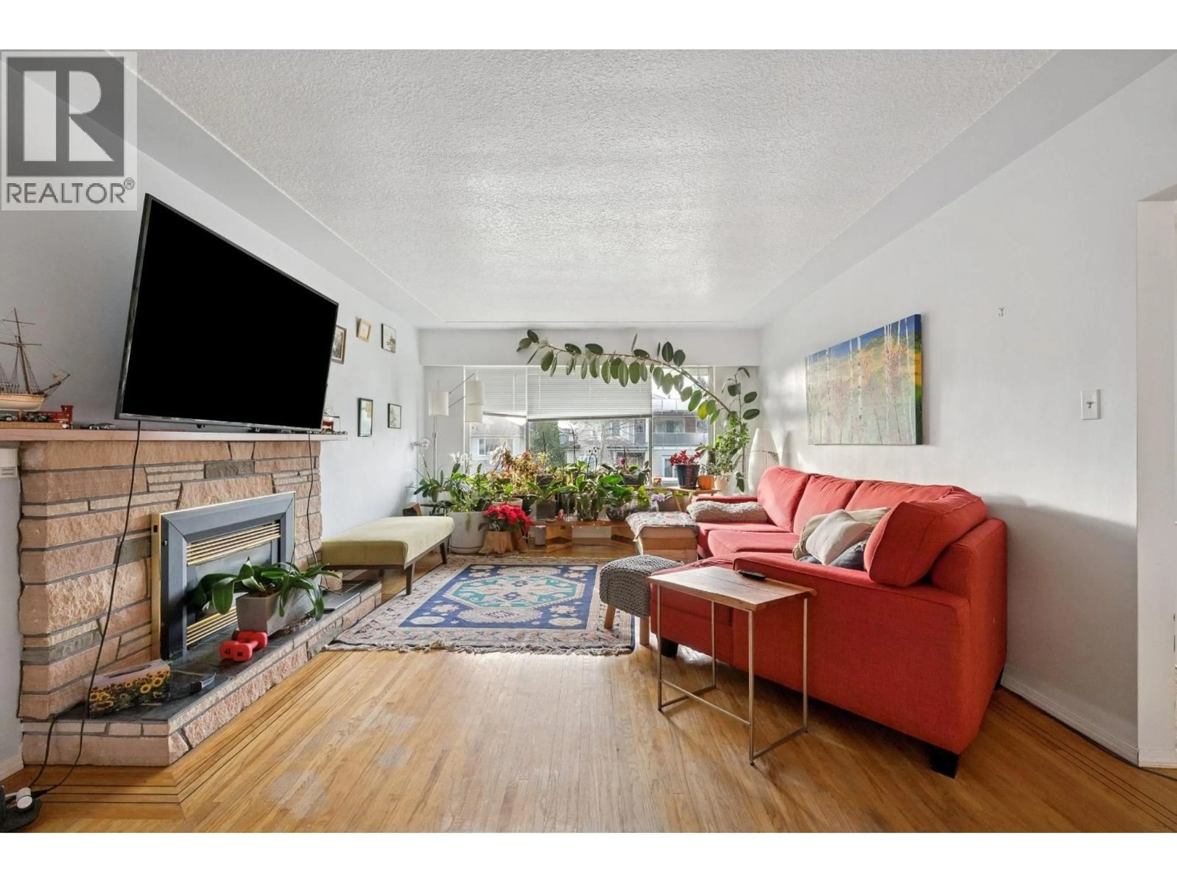 Living room with furniture, unknown for 328 18TH STREET, North Vancouver British Columbia V7L2X9