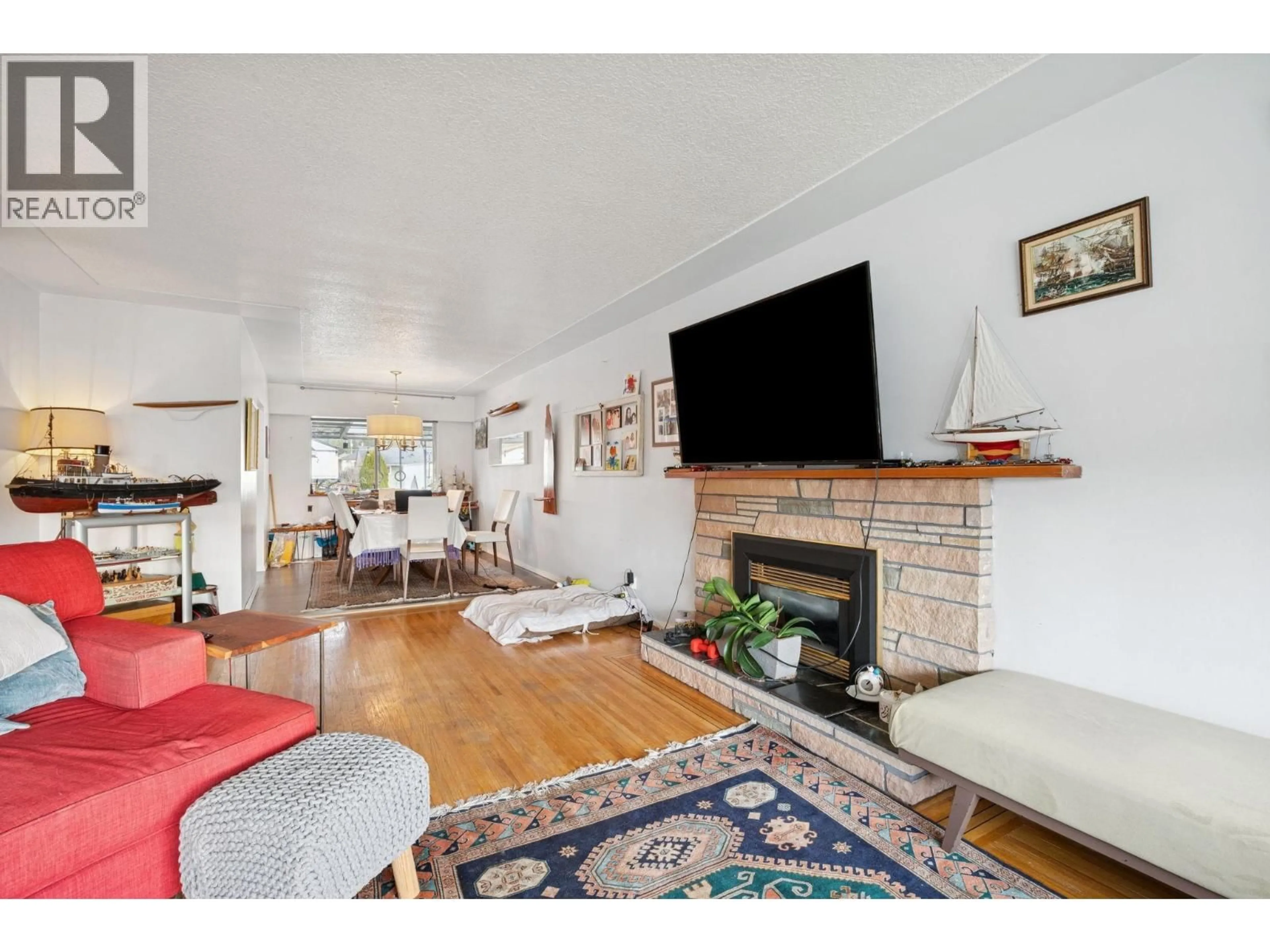 Living room with furniture, unknown for 328 18TH STREET, North Vancouver British Columbia V7L2X9