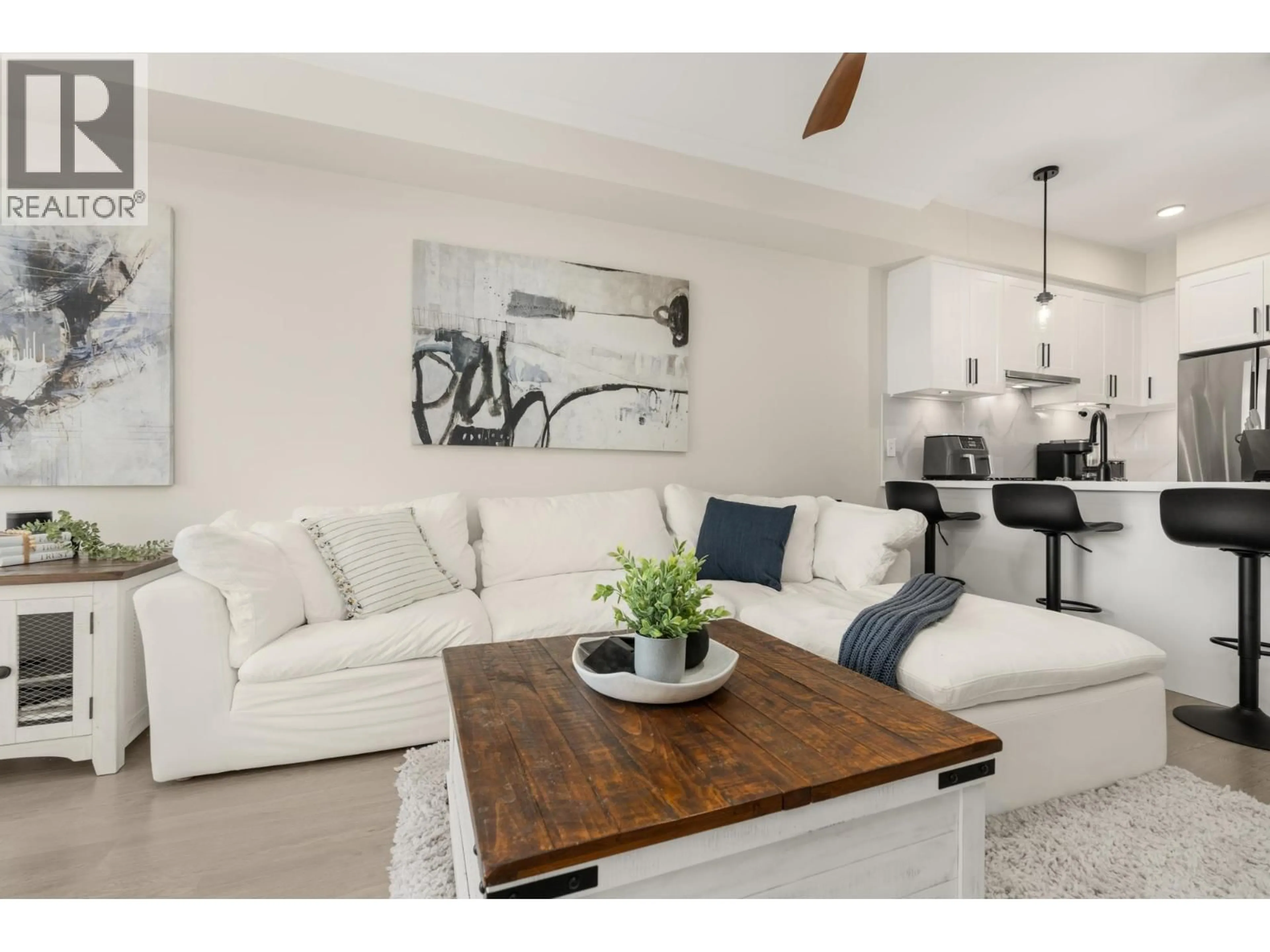 Living room with furniture, wood/laminate floor for 402 - 12109 223 STREET, Maple Ridge British Columbia V2X5Y6