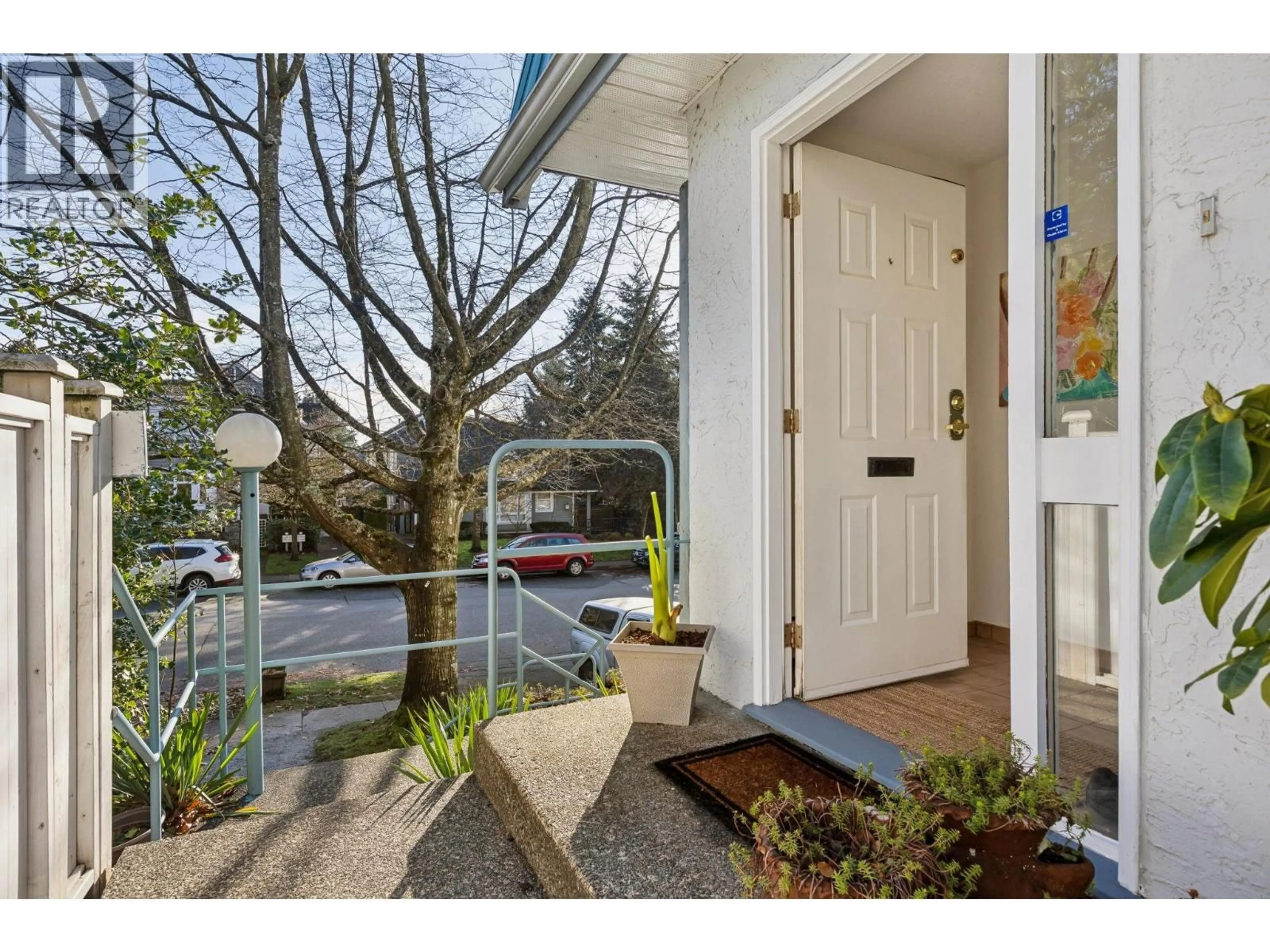Indoor entryway for 232 11TH STREET, North Vancouver British Columbia V7L2G7