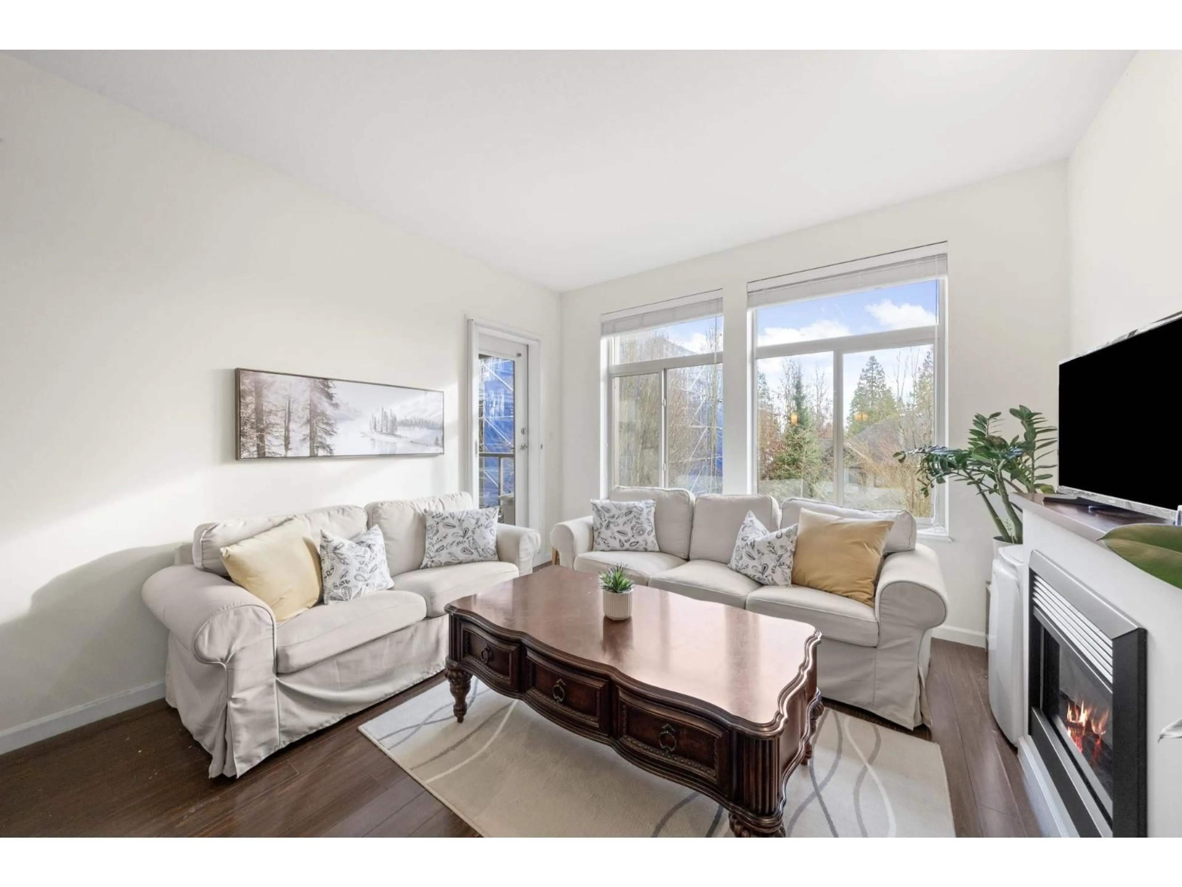 Living room with furniture, unknown for 309 - 15388 101 AVENUE, Surrey British Columbia V3R4H1