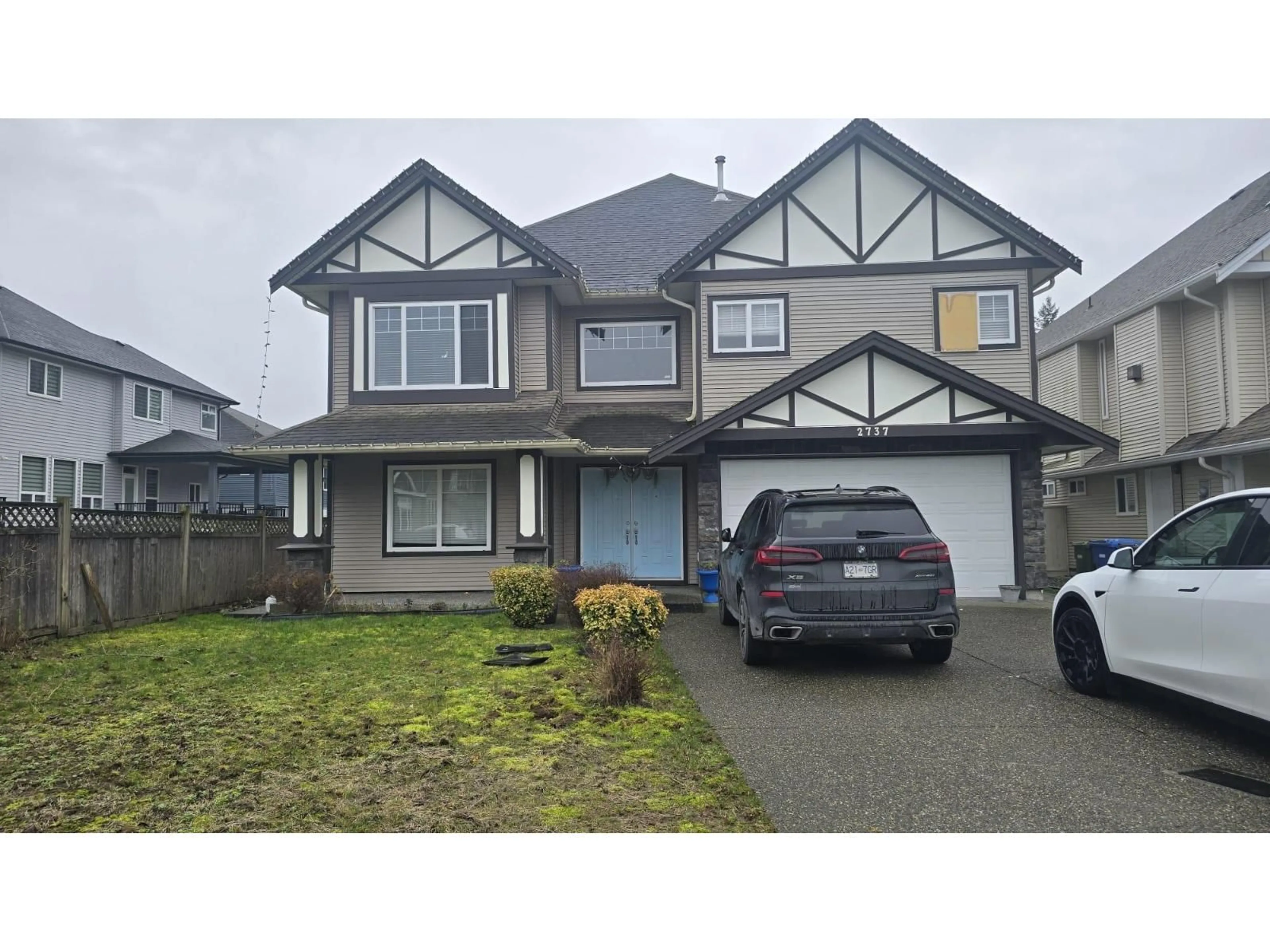 Home with vinyl exterior material, street for 2737 CARRIAGE COURT, Abbotsford British Columbia V4X0A3