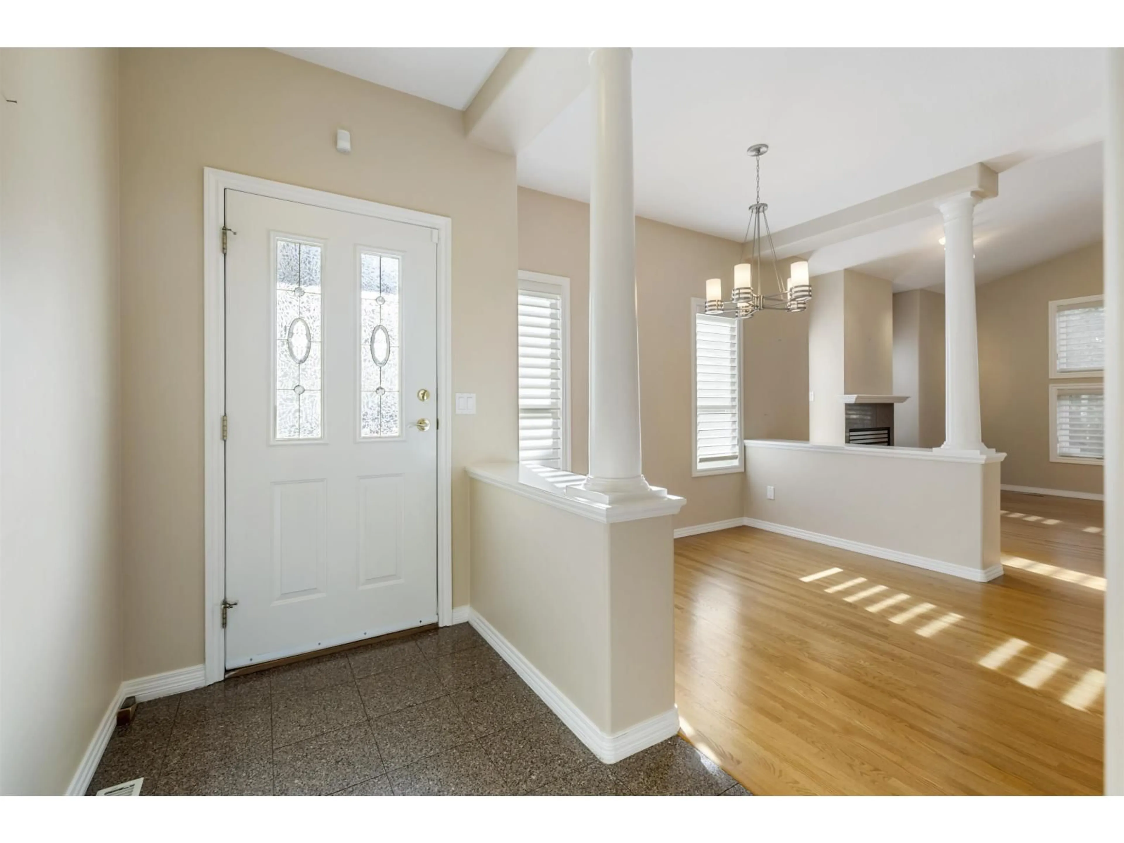 Indoor entryway for 1 - 13911 16 AVENUE, Surrey British Columbia V4A1P8