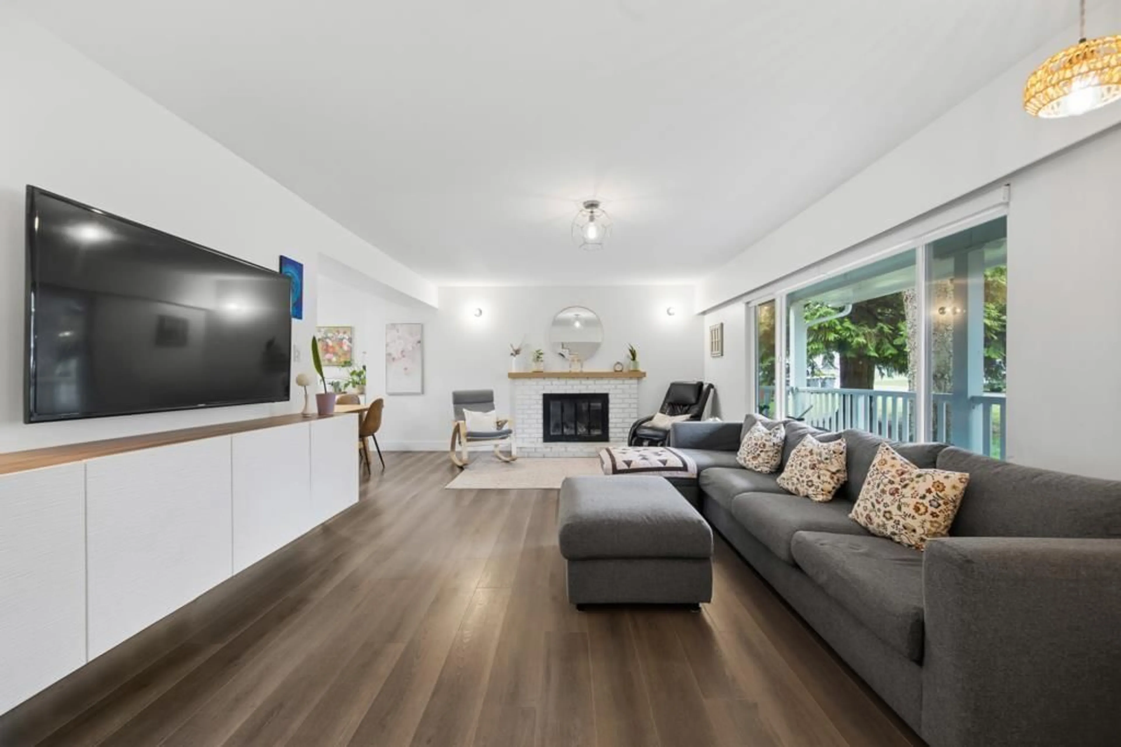 Living room with furniture, unknown for 7055 140A STREET, Surrey British Columbia V3W5L4