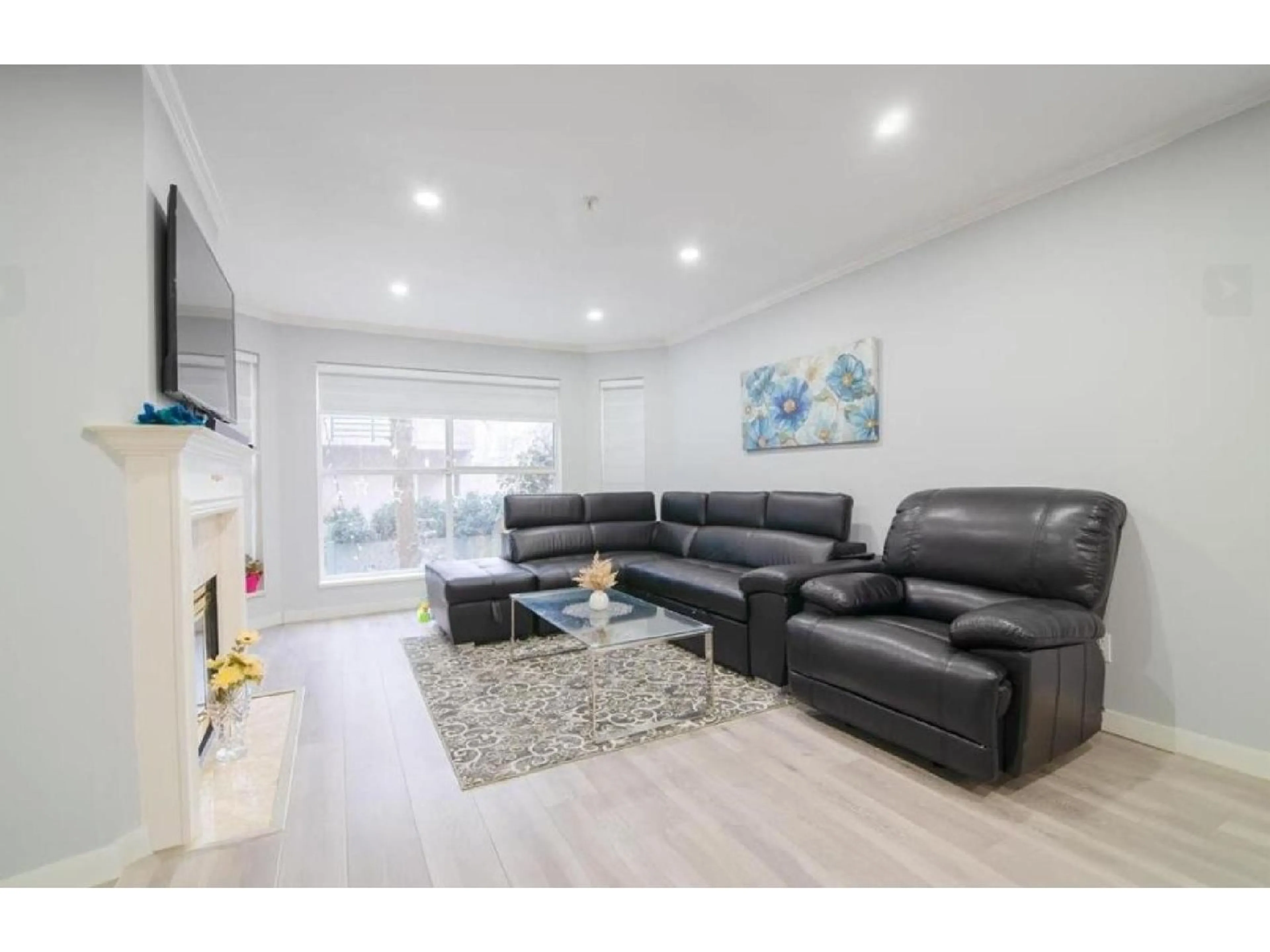 Living room with furniture, wood/laminate floor for 110 - 7161 121 STREET, Surrey British Columbia V3W1G8