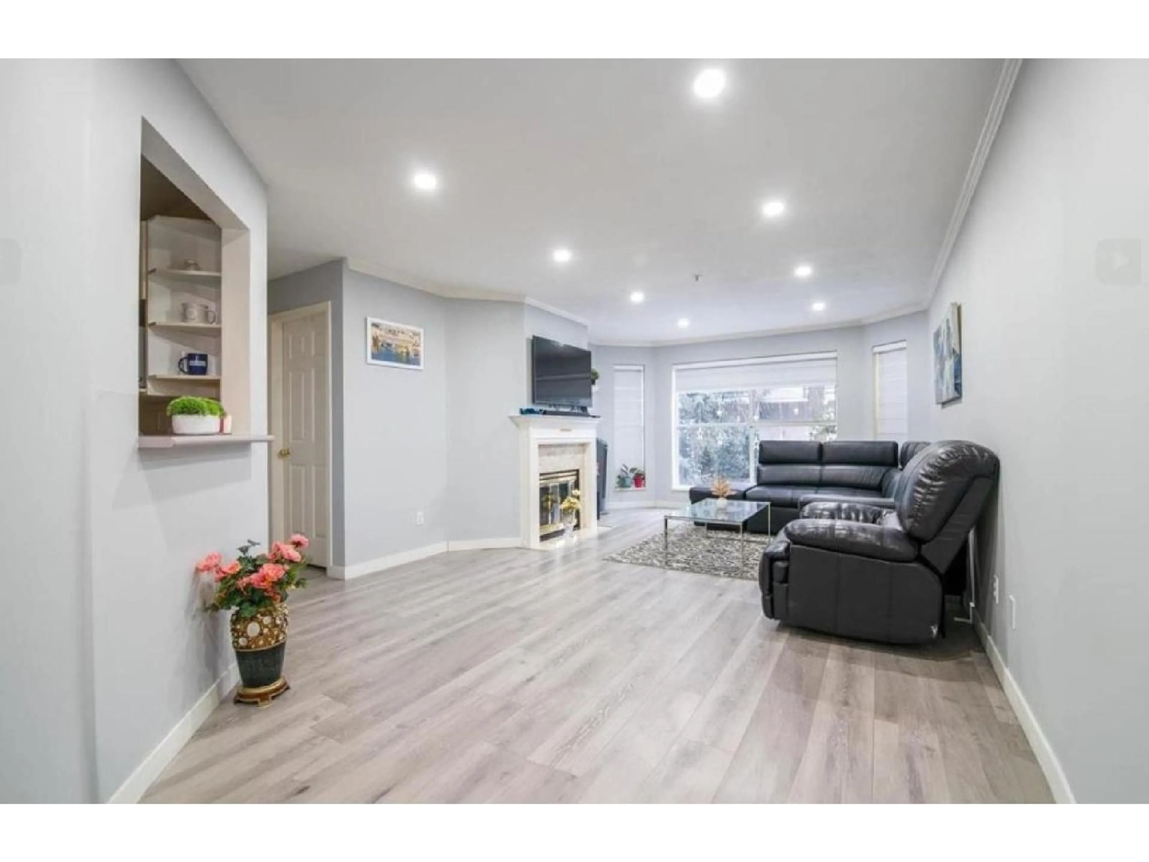 Living room with furniture, wood/laminate floor for 110 - 7161 121 STREET, Surrey British Columbia V3W1G8