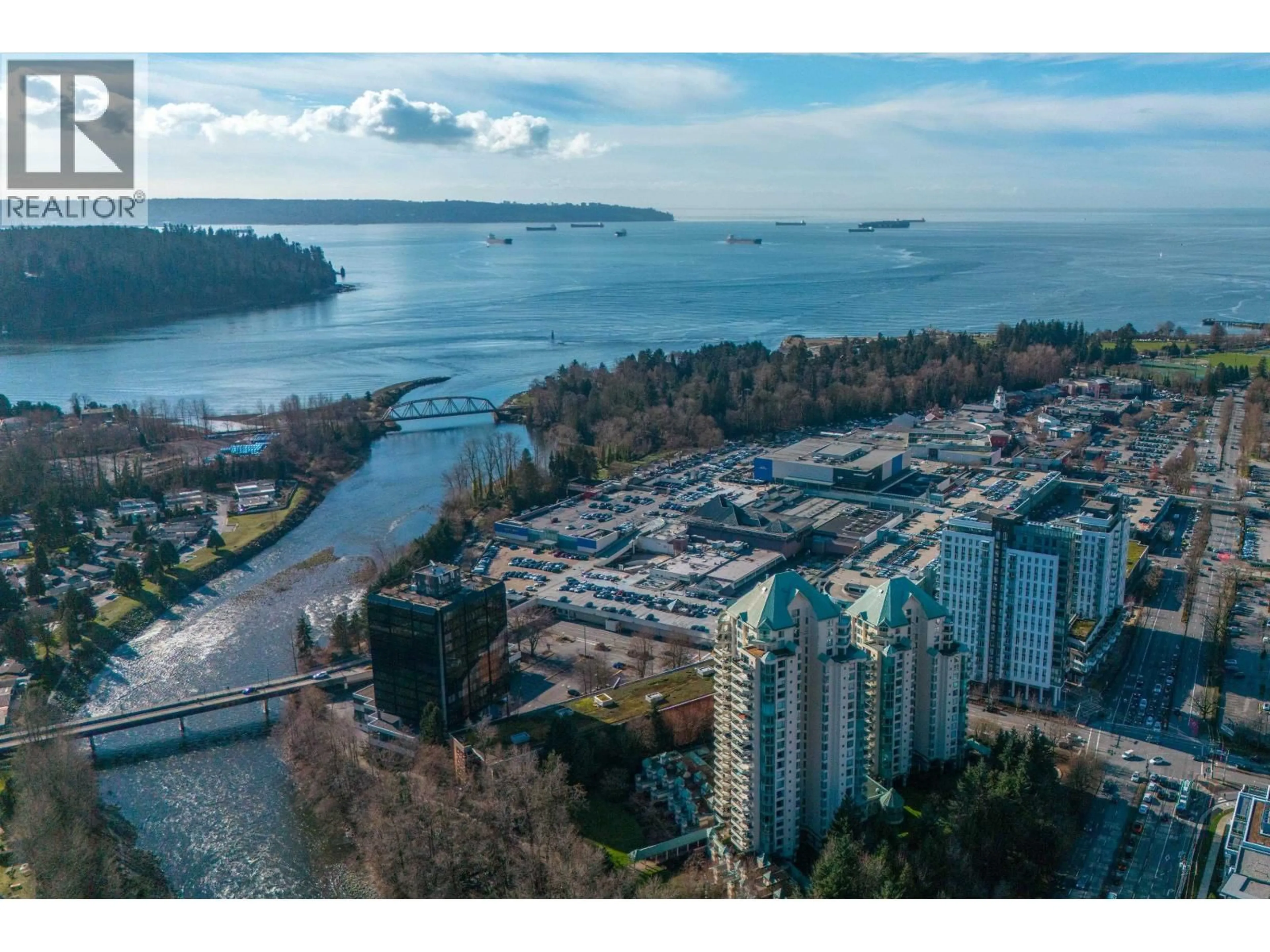 A pic from outside/outdoor area/front of a property/back of a property/a pic from drone, water/lake/river/ocean view for 15B - 338 TAYLOR WAY, West Vancouver British Columbia V7T2Y1