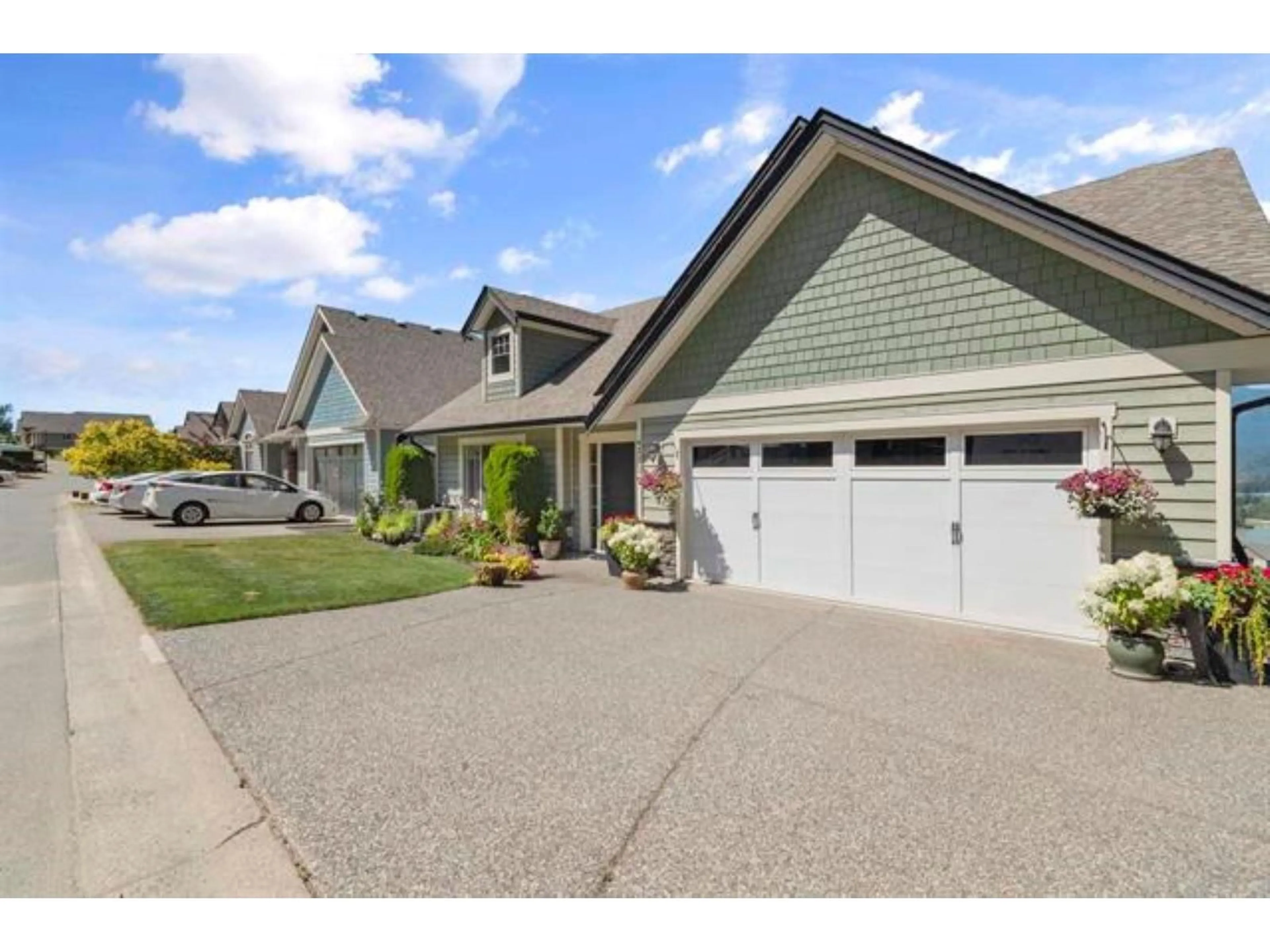 Home with vinyl exterior material, street for 43726 ALAMEDA DRIVE, Chilliwack British Columbia V2R0J9