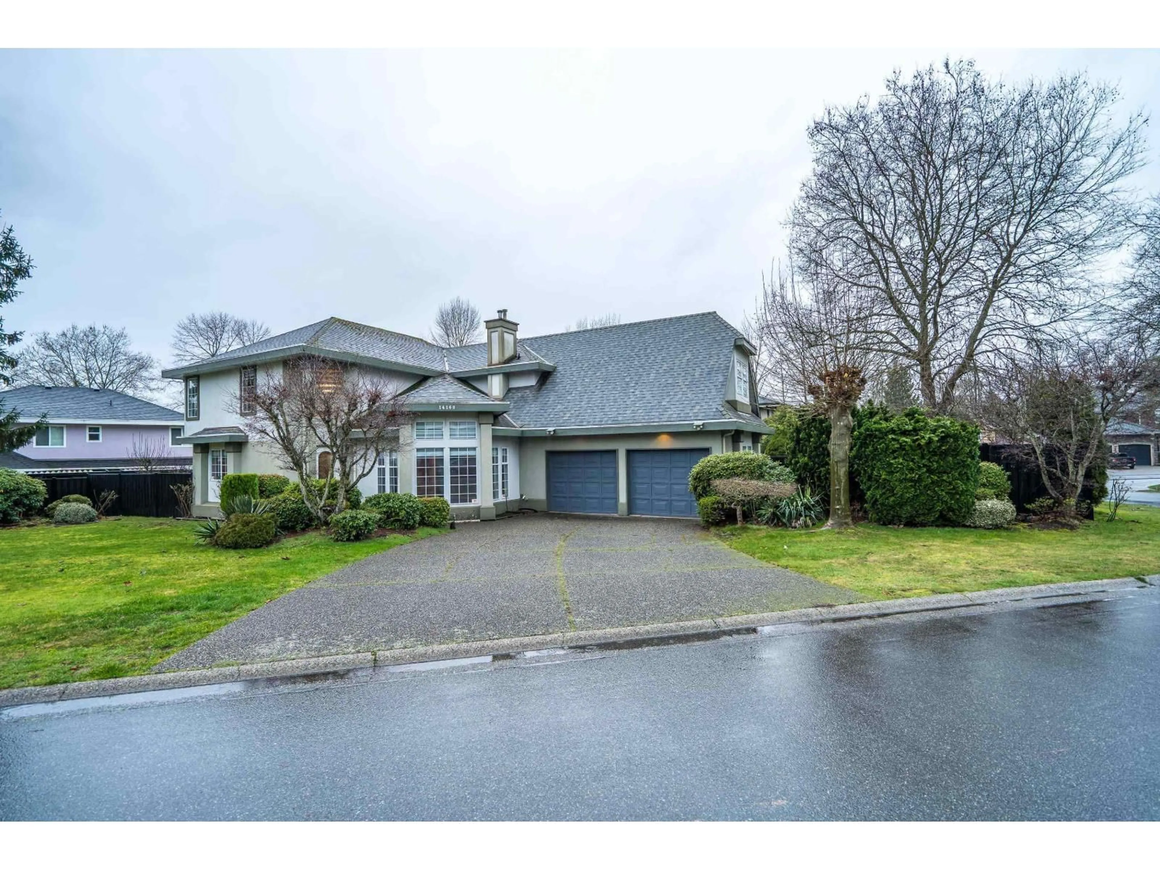 A pic from outside/outdoor area/front of a property/back of a property/a pic from drone, street for 14168 85A AVENUE, Surrey British Columbia V3W2T4