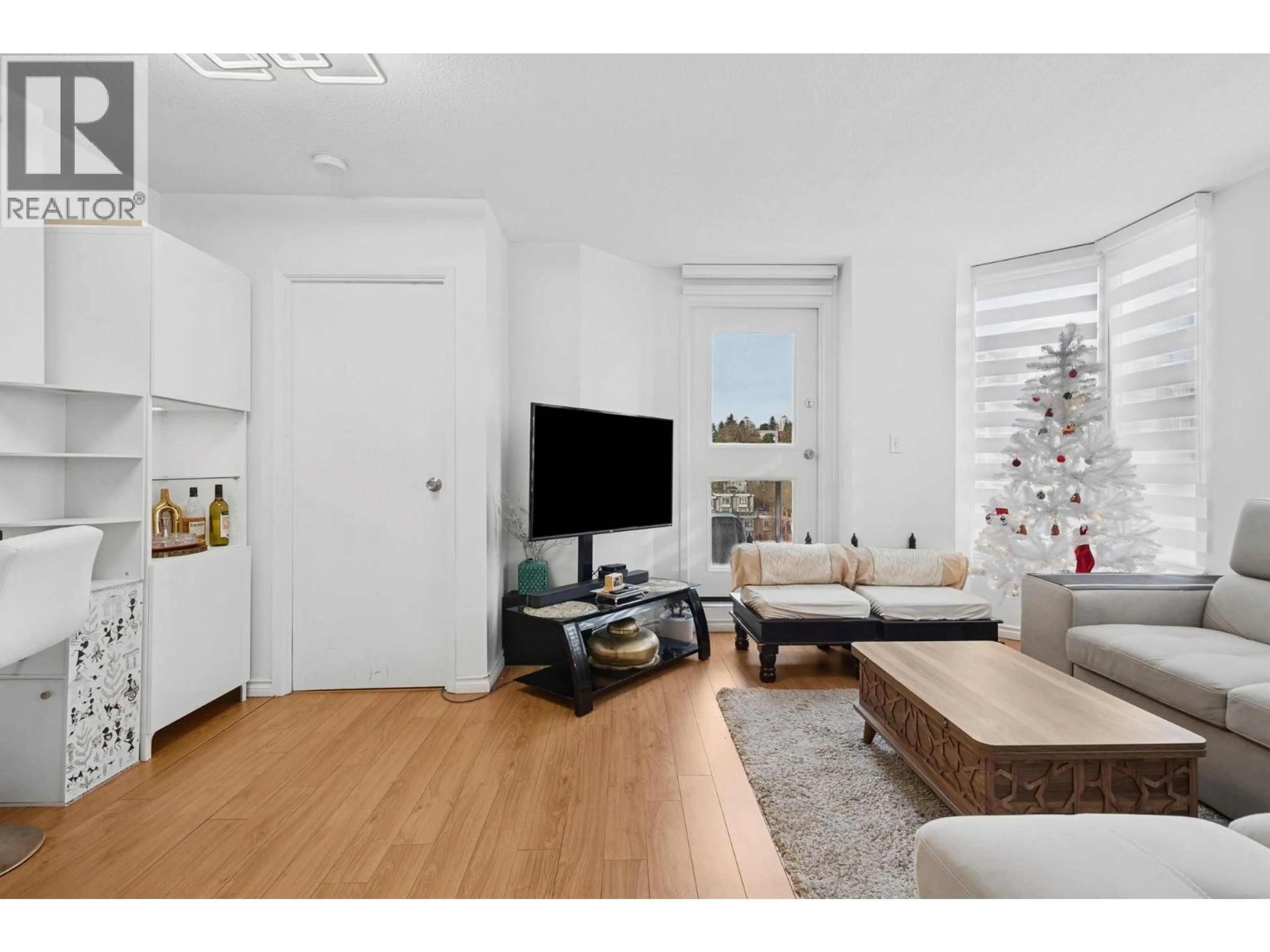 Living room with furniture, unknown for 1402 - 828 AGNES STREET, New Westminster British Columbia V3M6R4