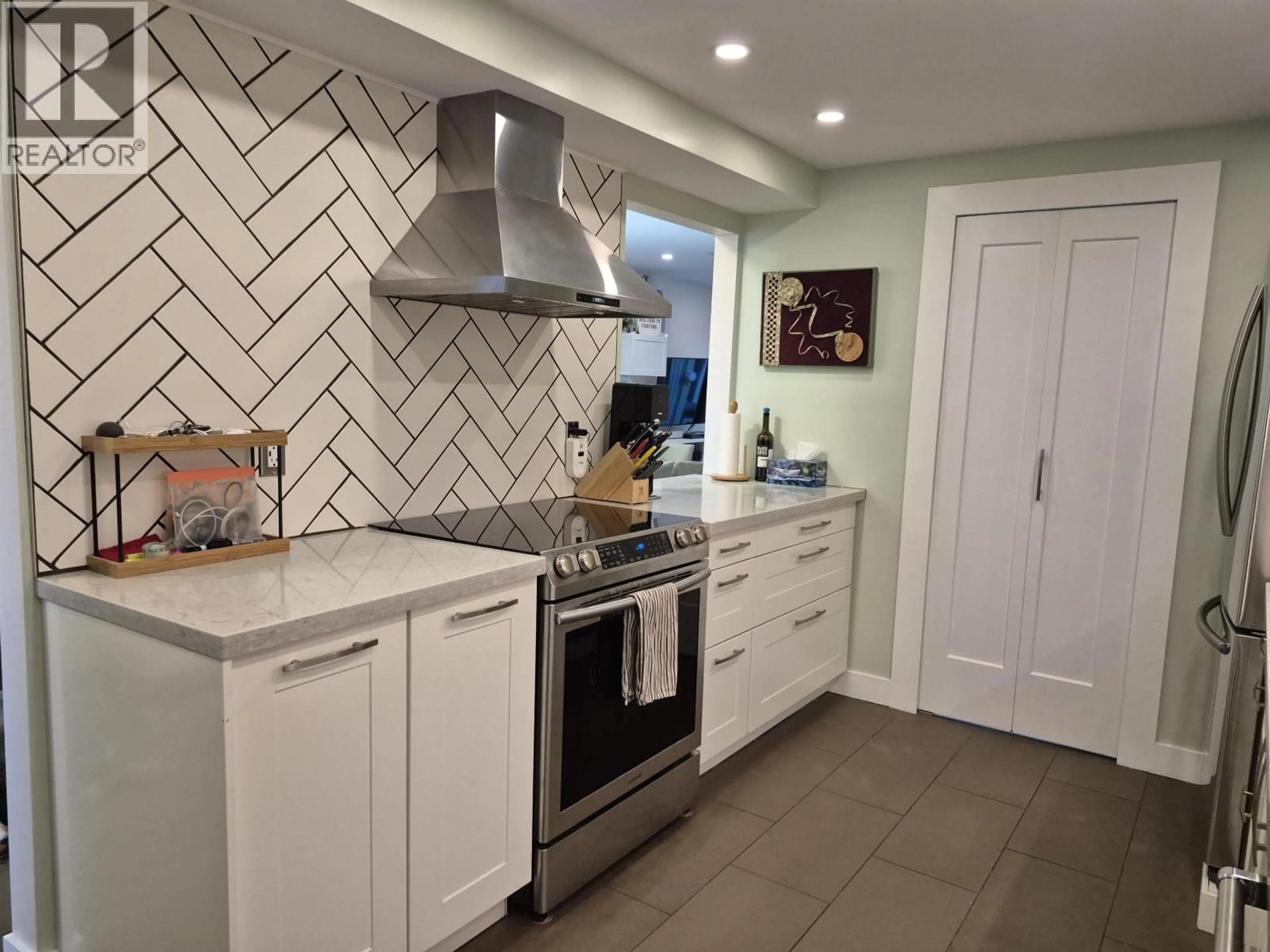 Open concept kitchen, ceramic/tile floor for 3 - 5600 LADNER TRUNK ROAD, Delta British Columbia V4K1X4