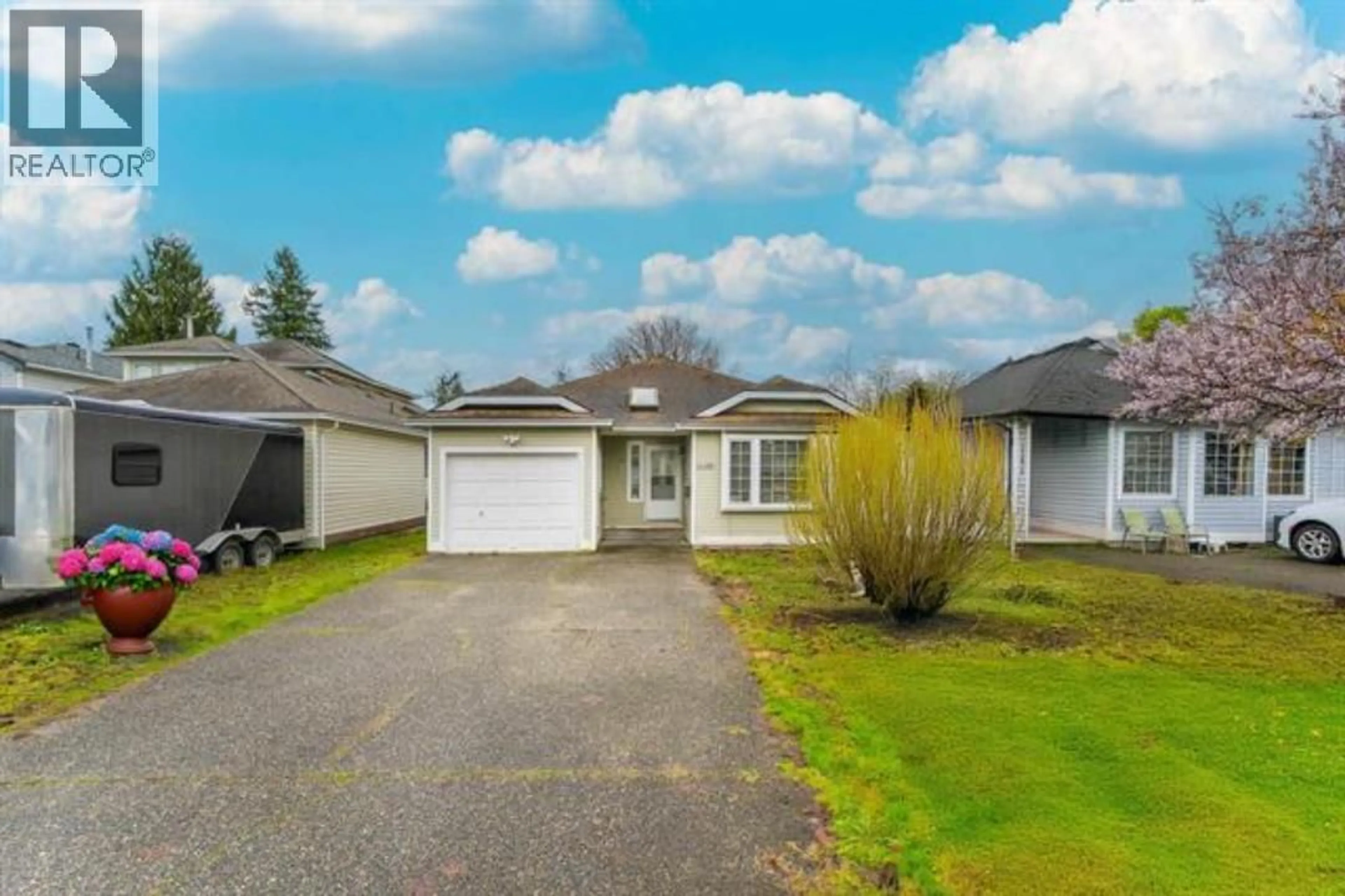 A pic from outside/outdoor area/front of a property/back of a property/a pic from drone, street for 11484 207 STREET, Maple Ridge British Columbia V2X1X1