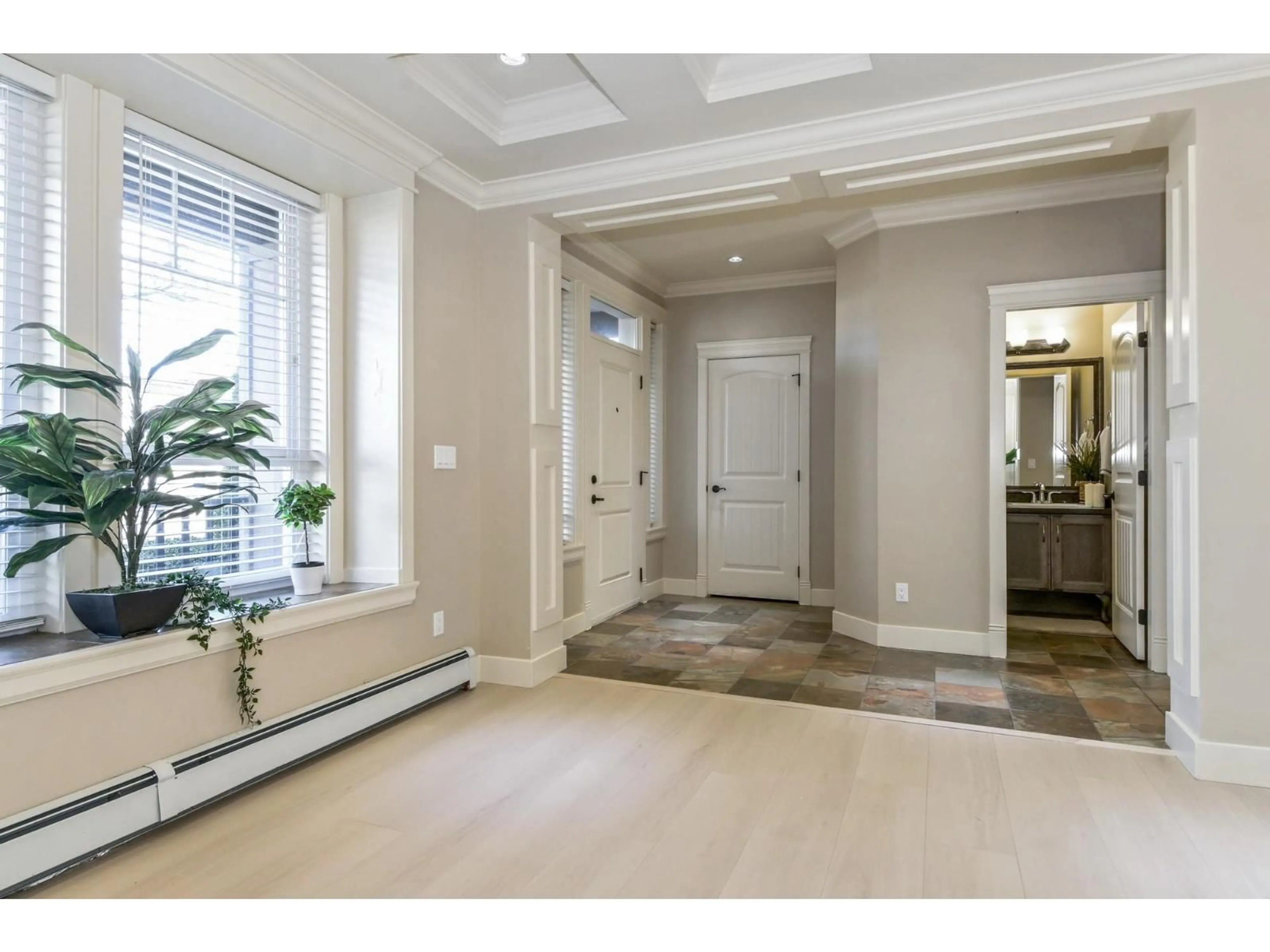 Indoor entryway for 19478 72 AVENUE, Surrey British Columbia V4N5Z4