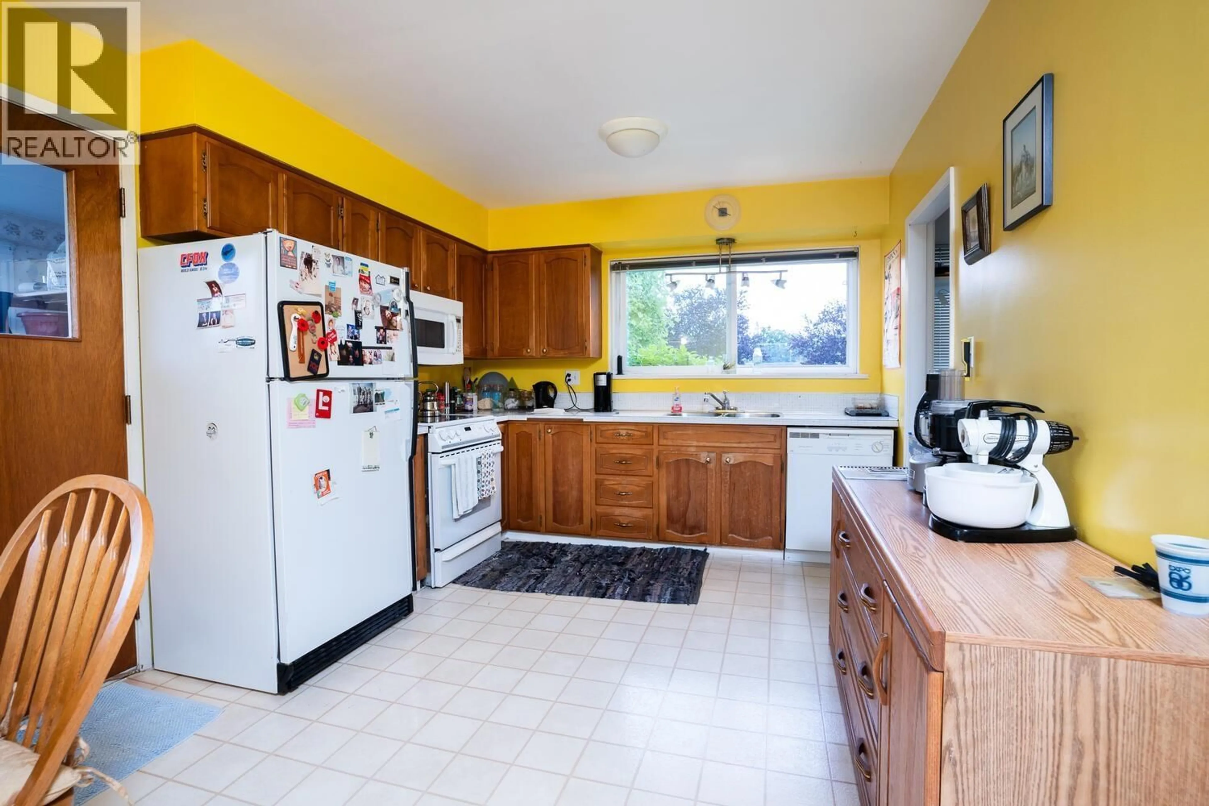 Standard kitchen, ceramic/tile floor for 5086 12 AVENUE, Delta British Columbia V4M2A8