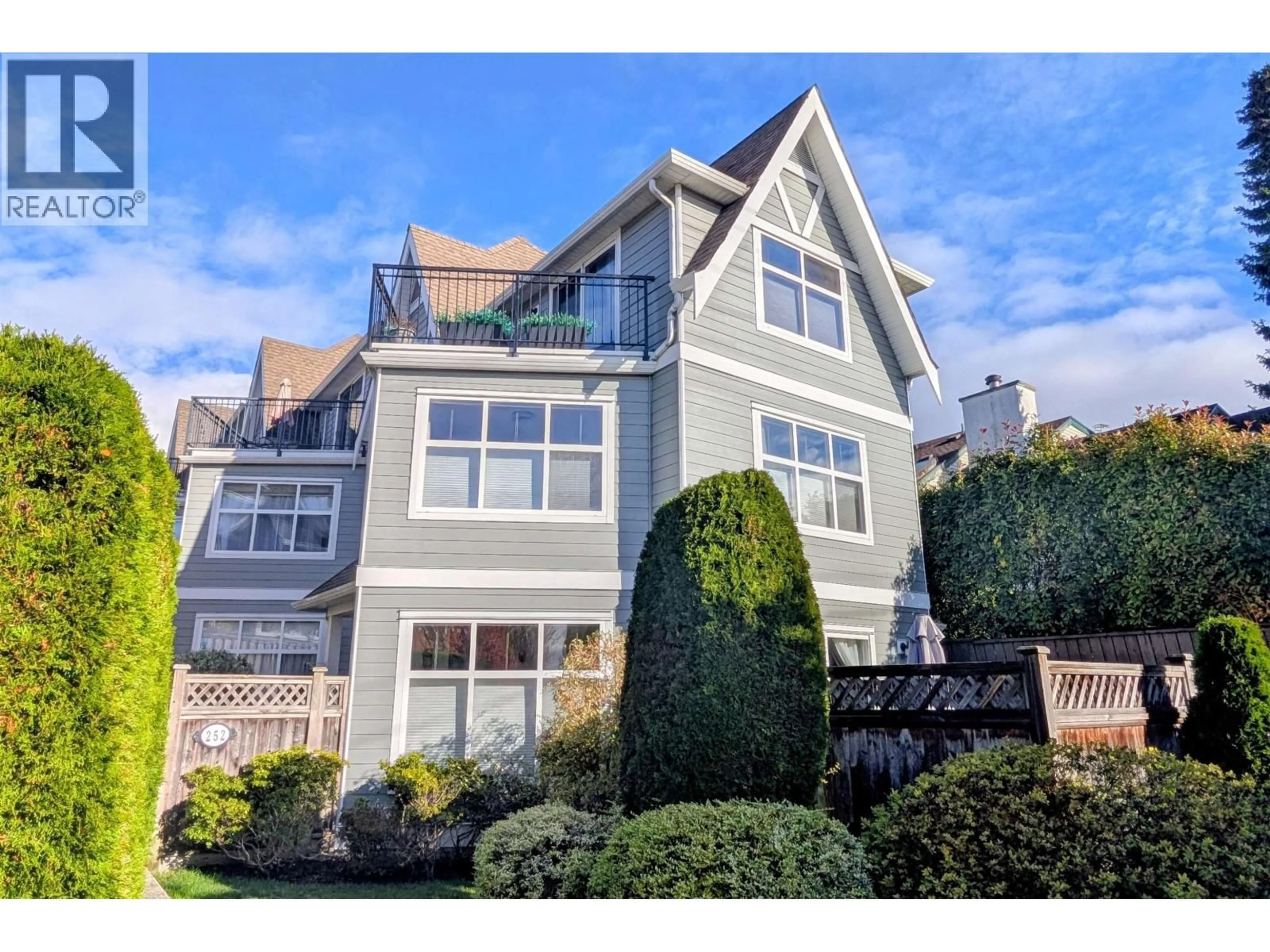 Home with vinyl exterior material, unknown for 1 - 252 13TH STREET, North Vancouver British Columbia V7M1N7