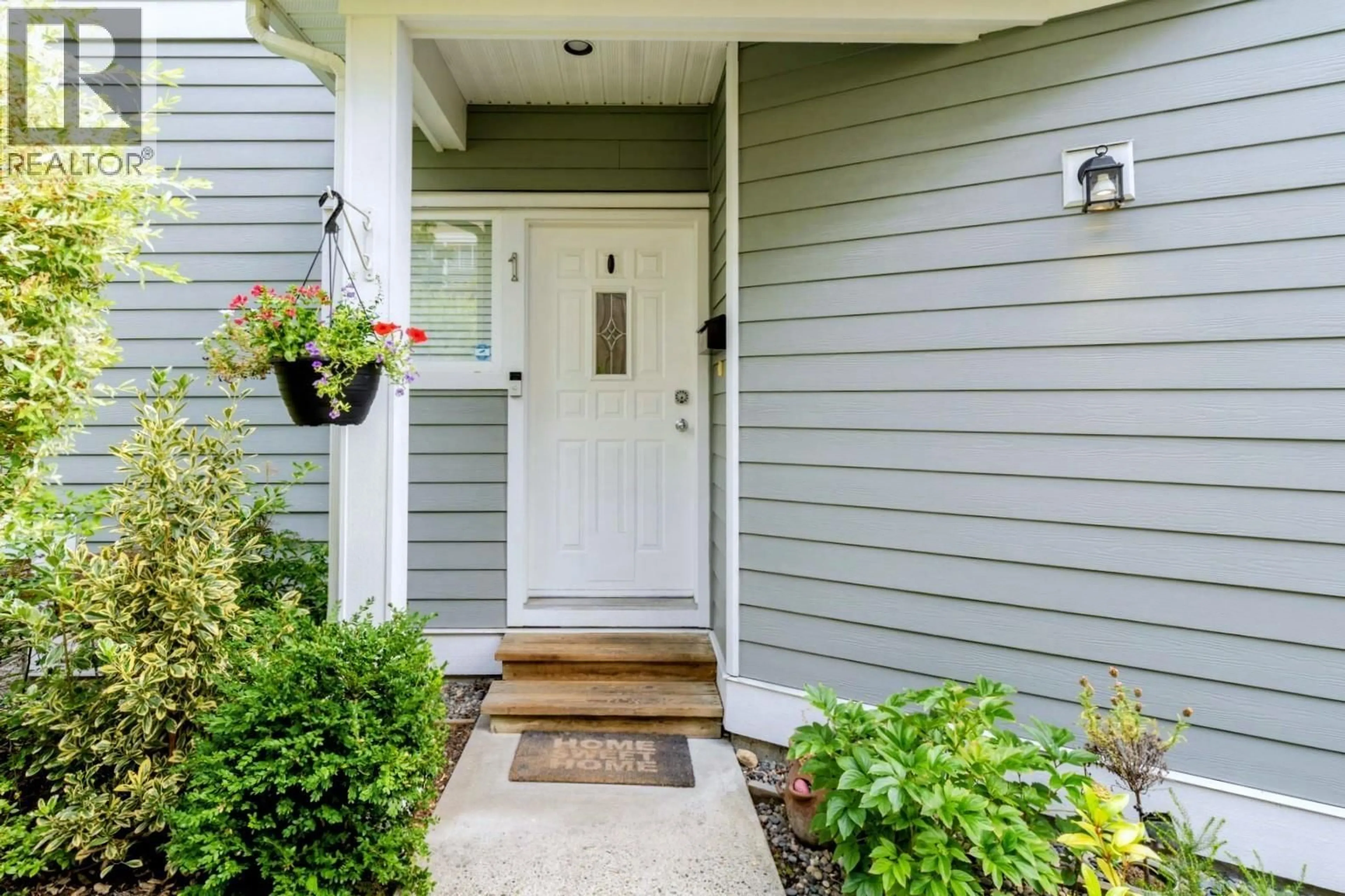 Indoor entryway for 1 - 252 13TH STREET, North Vancouver British Columbia V7M1N7