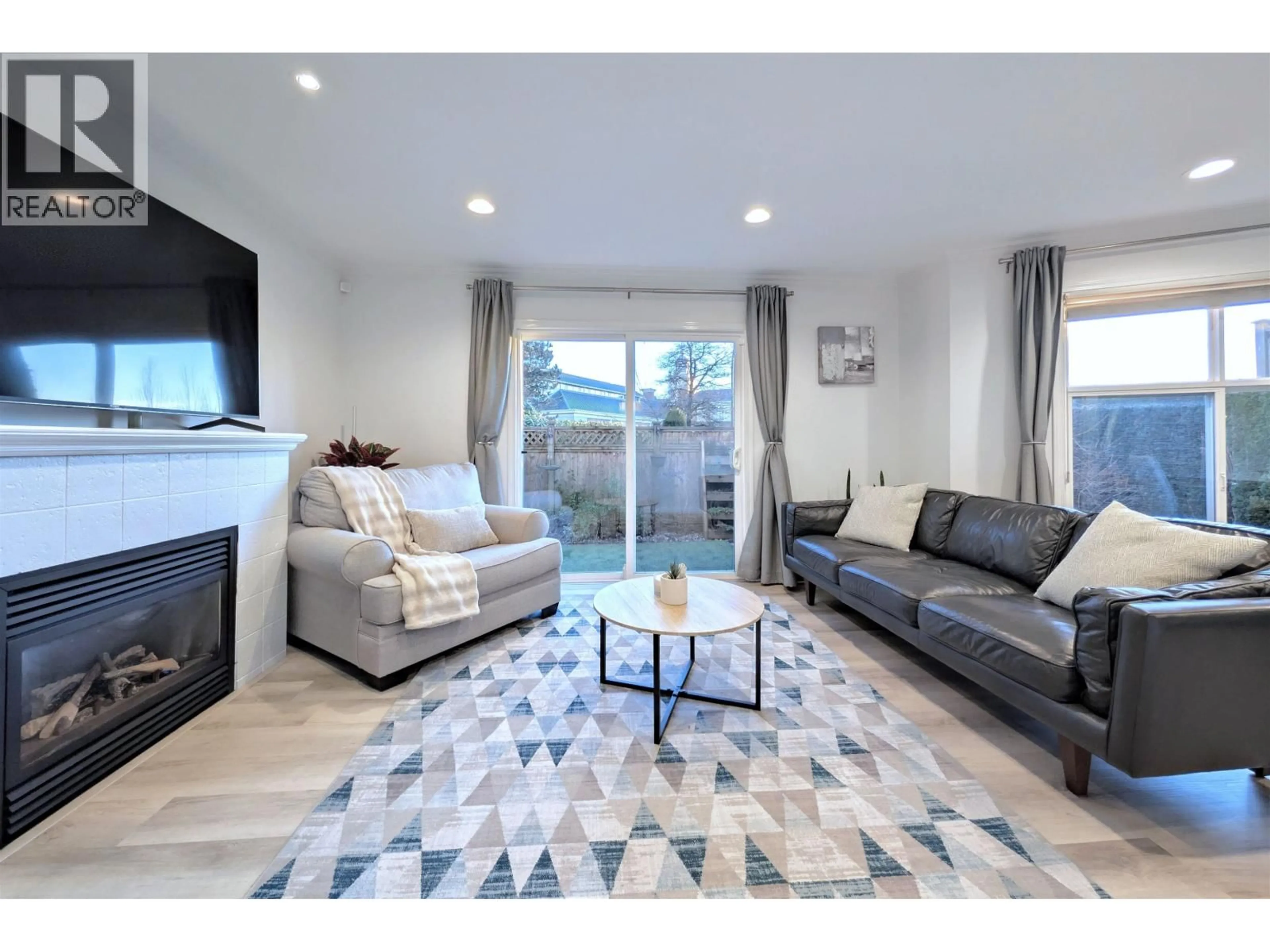 Living room with furniture, unknown for 1 - 252 13TH STREET, North Vancouver British Columbia V7M1N7