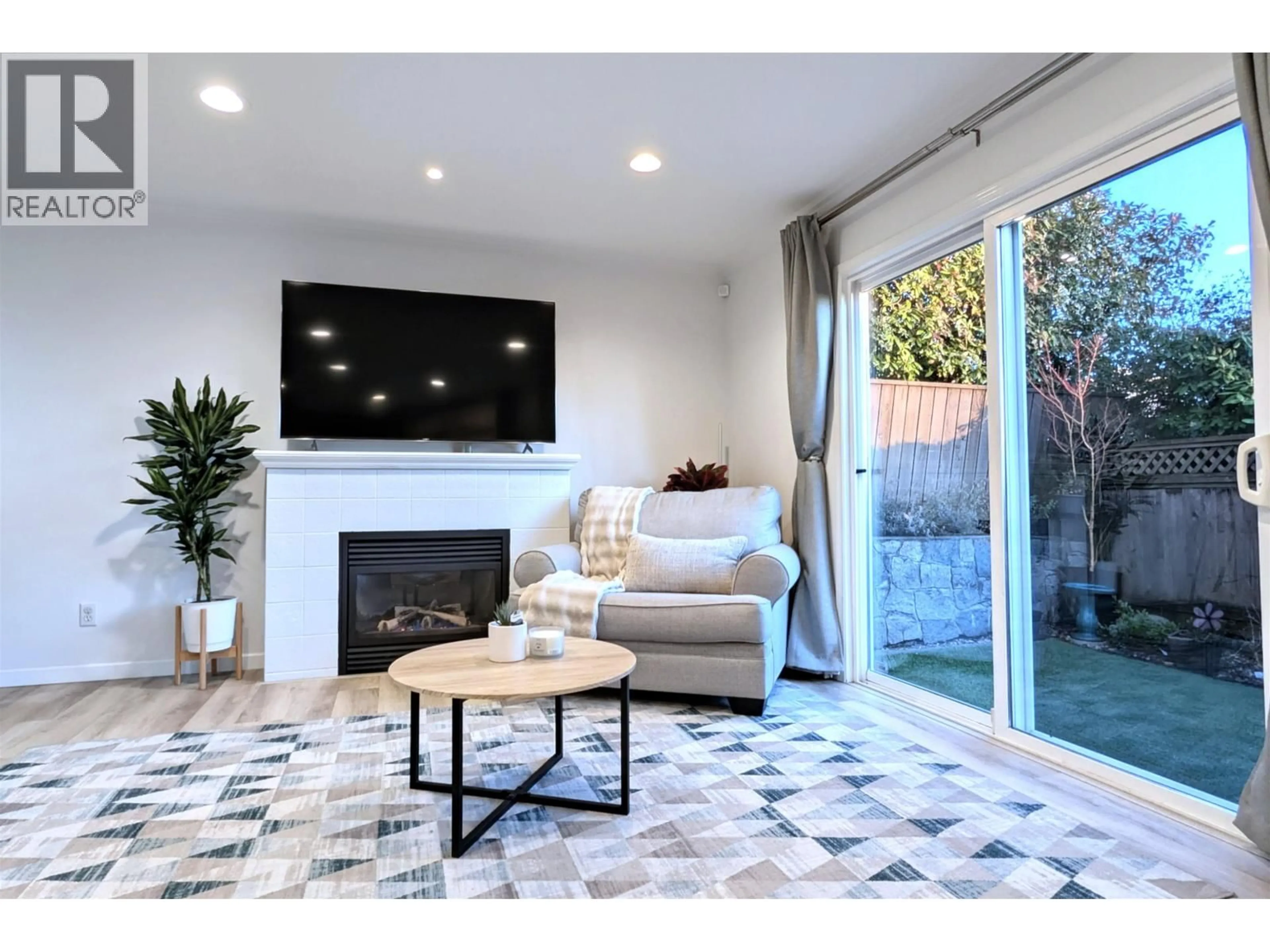 Living room with furniture, ceramic/tile floor for 1 - 252 13TH STREET, North Vancouver British Columbia V7M1N7