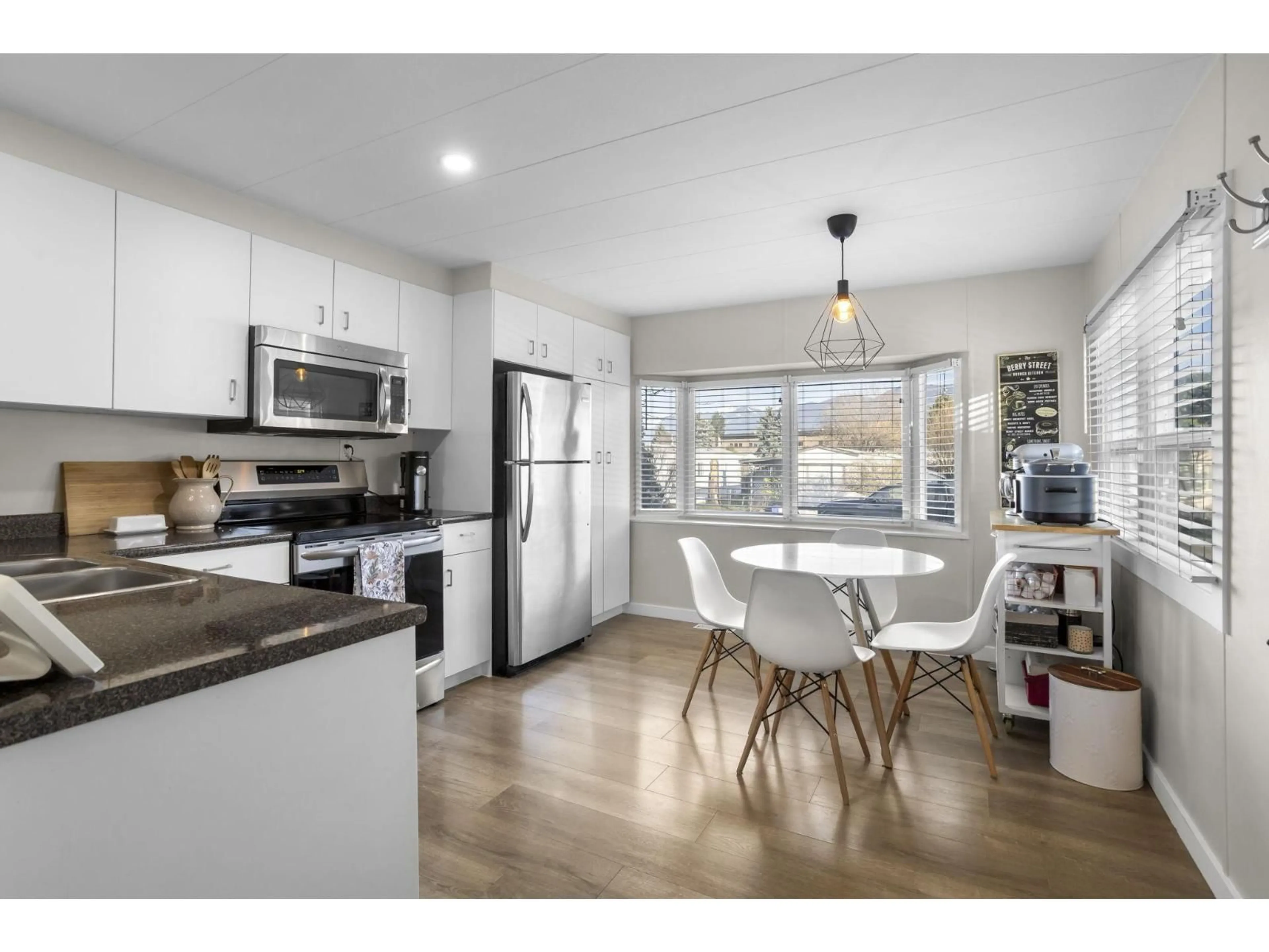 Open concept kitchen, wood/laminate floor for 20 - 45640 WATSON ROAD, Chilliwack British Columbia V2R3P9