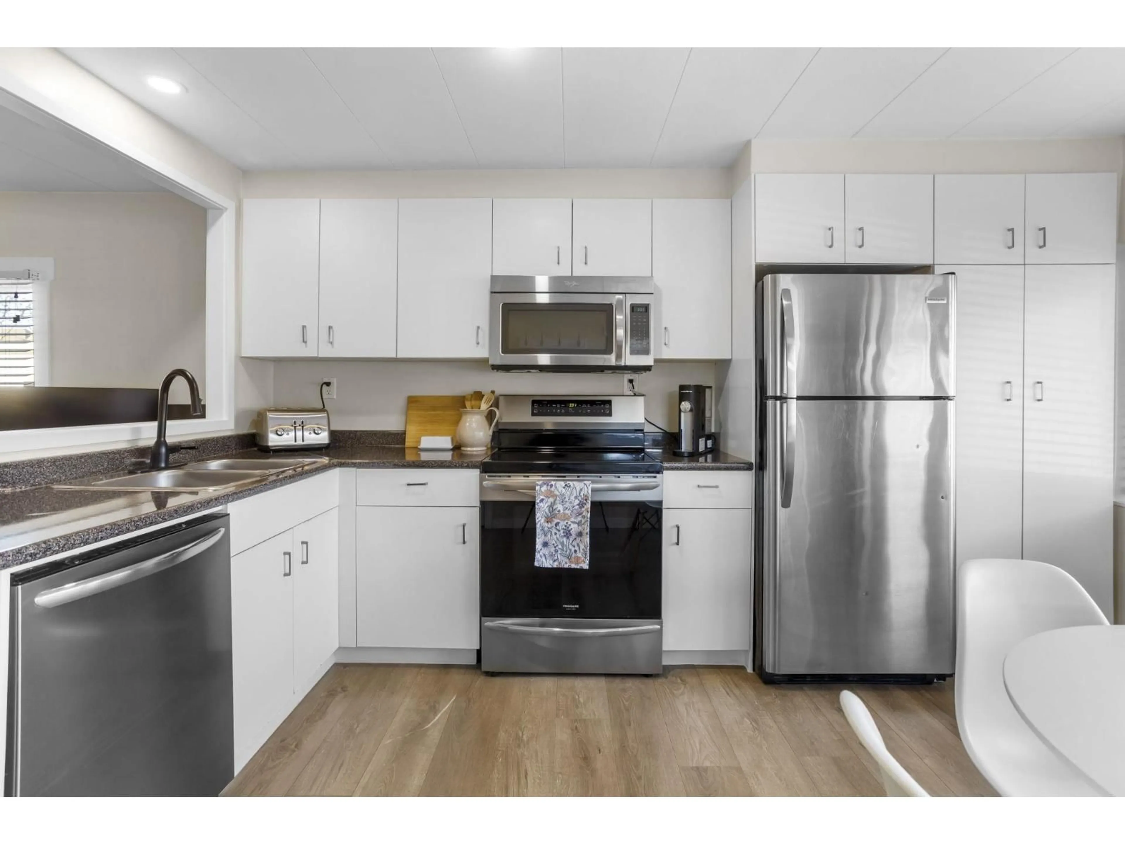 Standard kitchen, wood/laminate floor for 20 - 45640 WATSON ROAD, Chilliwack British Columbia V2R3P9