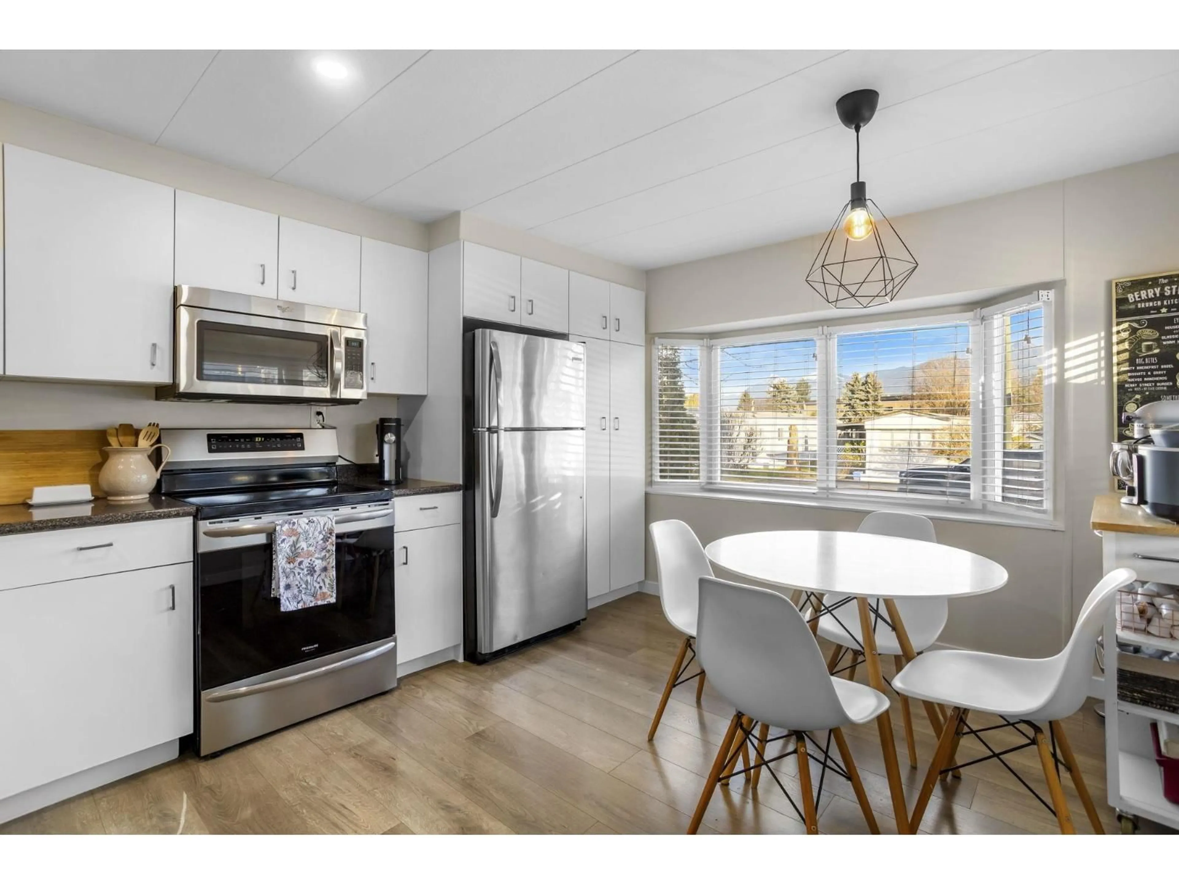 Open concept kitchen, wood/laminate floor for 20 - 45640 WATSON ROAD, Chilliwack British Columbia V2R3P9