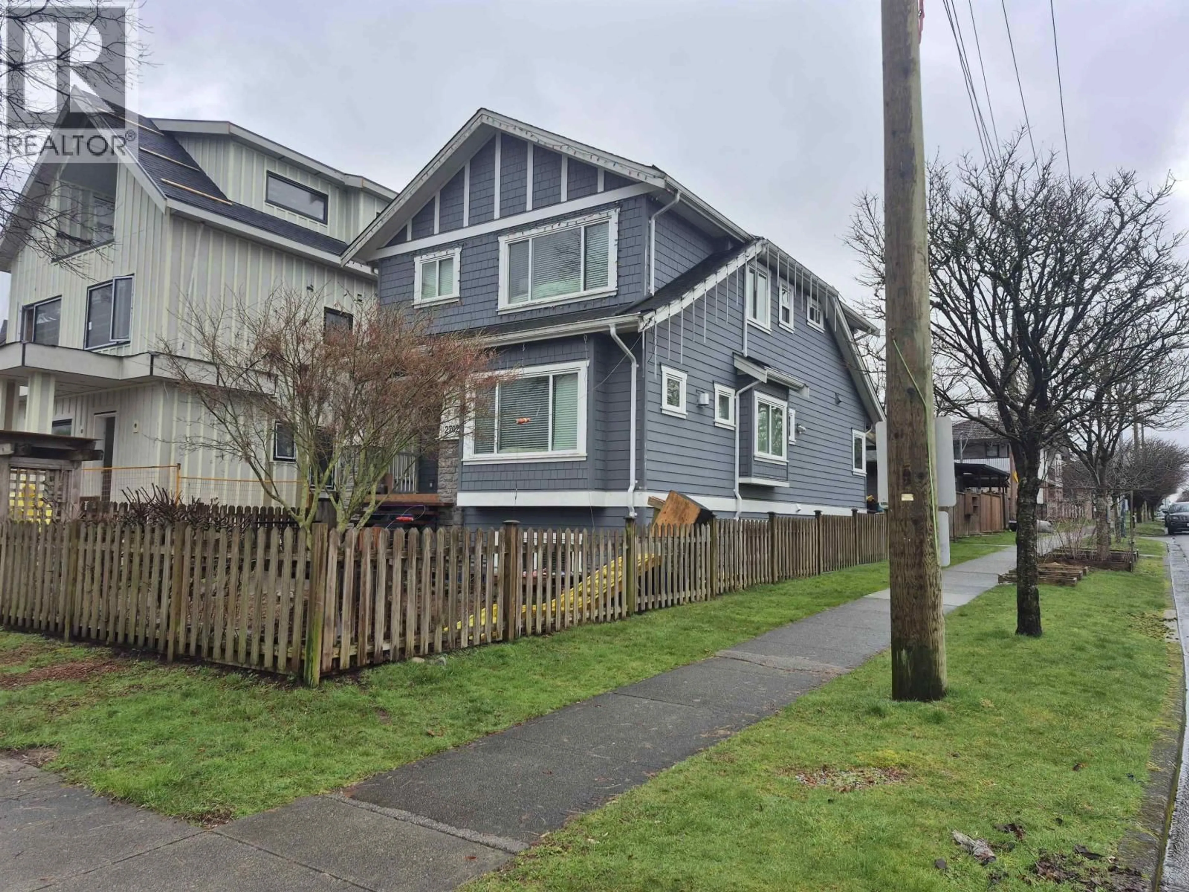 A pic from outside/outdoor area/front of a property/back of a property/a pic from drone, street for 2702 KITCHENER STREET, Vancouver British Columbia V5K3E1