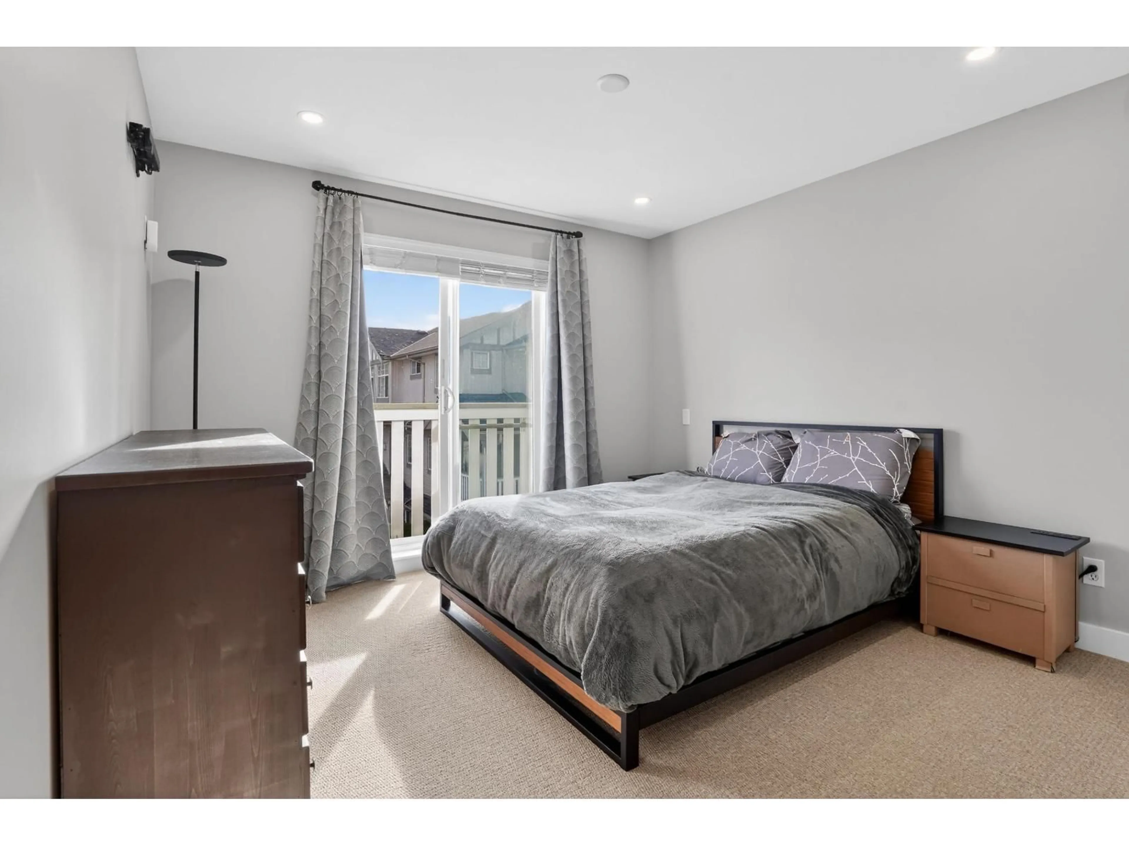 Bedroom with bed, wood/laminate floor for 11 - 2733 PARKWAY DRIVE, Surrey British Columbia V4P3P7