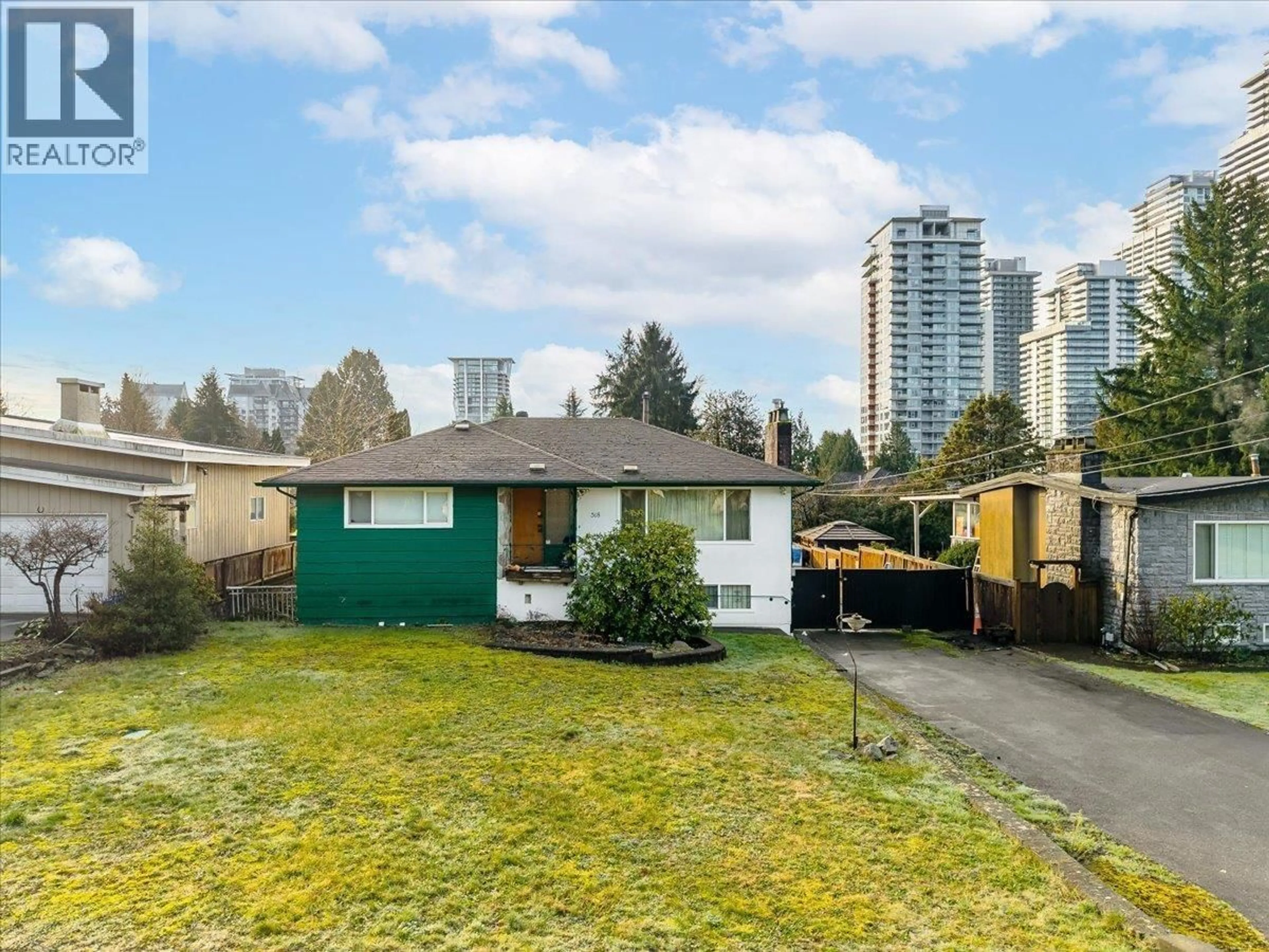 Home with vinyl exterior material, street for 518 APPIAN WAY, Coquitlam British Columbia V3J2A5