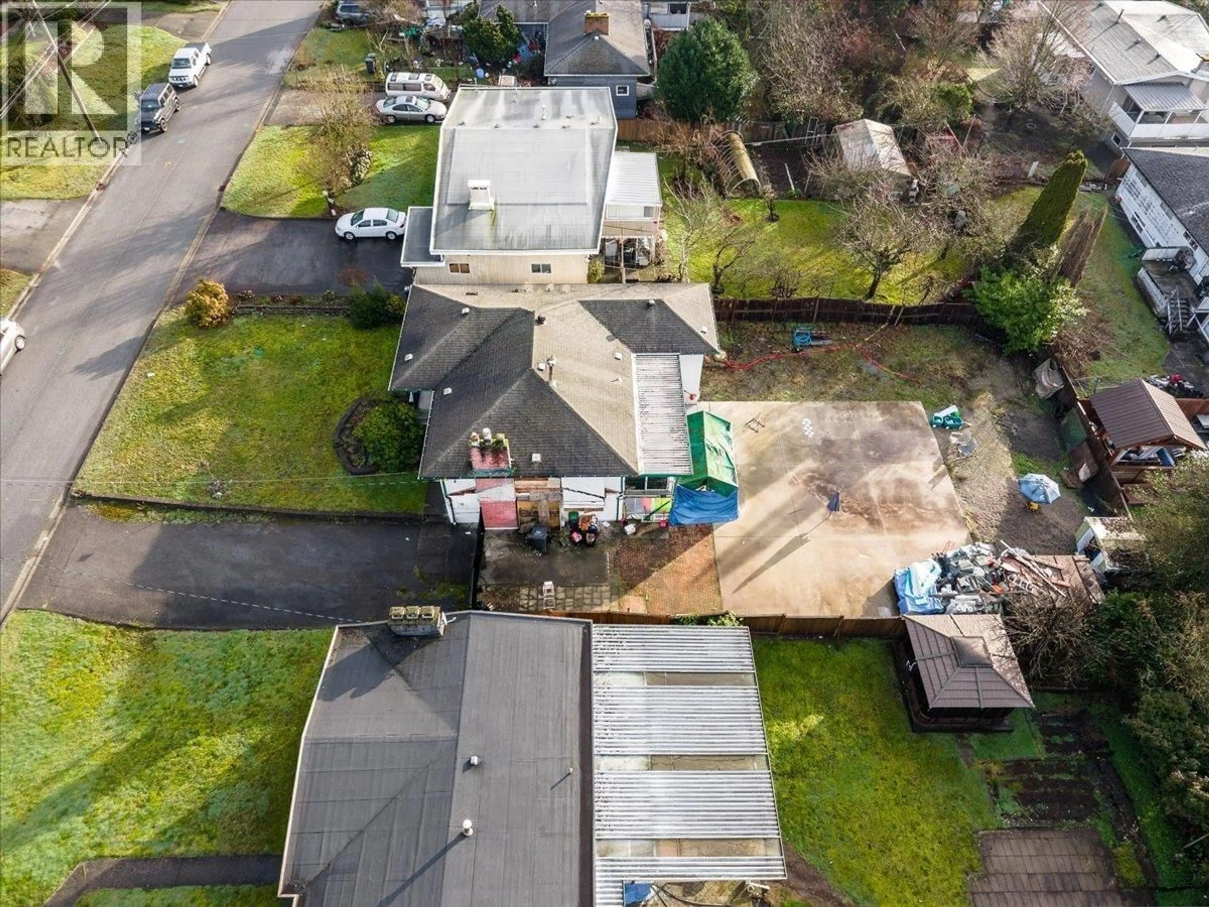 A pic from outside/outdoor area/front of a property/back of a property/a pic from drone, street for 518 APPIAN WAY, Coquitlam British Columbia V3J2A5