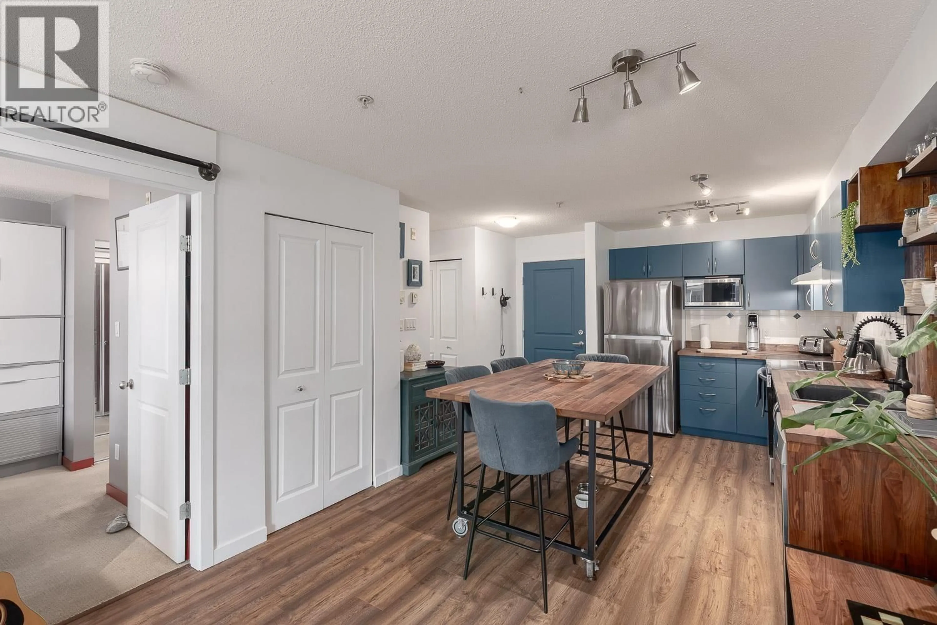 Open concept kitchen, unknown for 112 - 38003 SECOND AVENUE, Squamish British Columbia V8B0C4