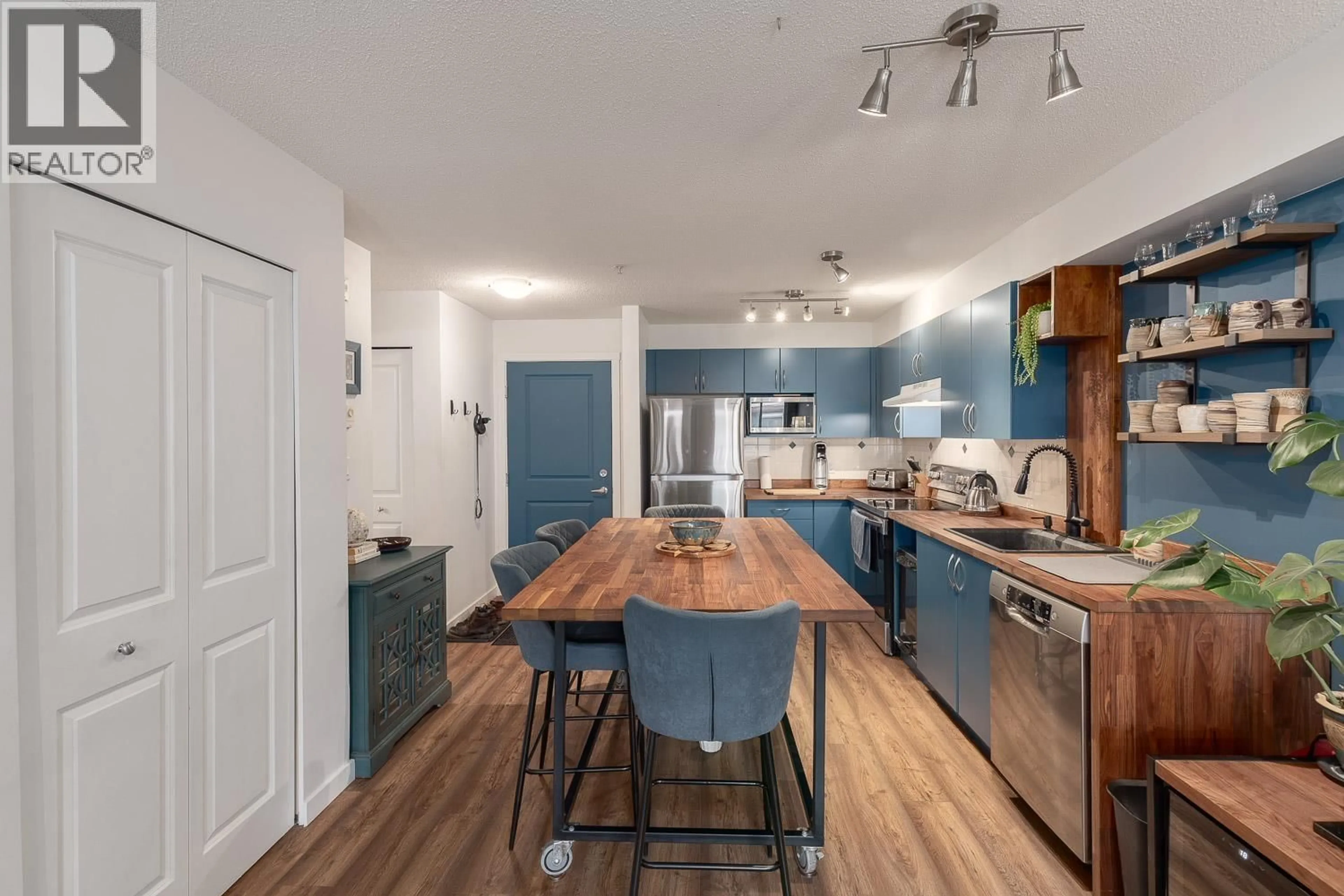 Open concept kitchen, wood/laminate floor for 112 - 38003 SECOND AVENUE, Squamish British Columbia V8B0C4