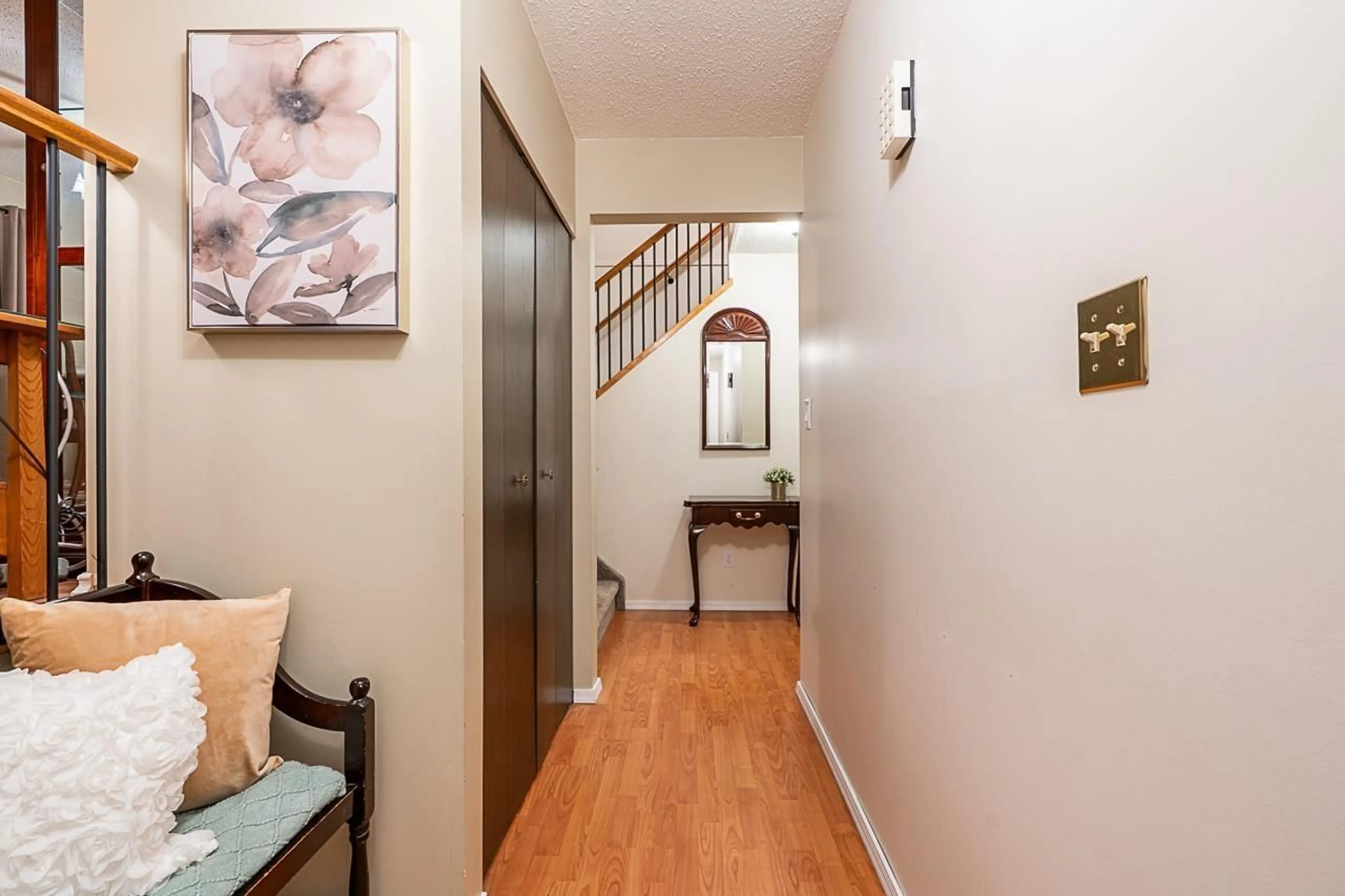 Indoor entryway for 26539 28 AVENUE, Langley British Columbia V4W3A6
