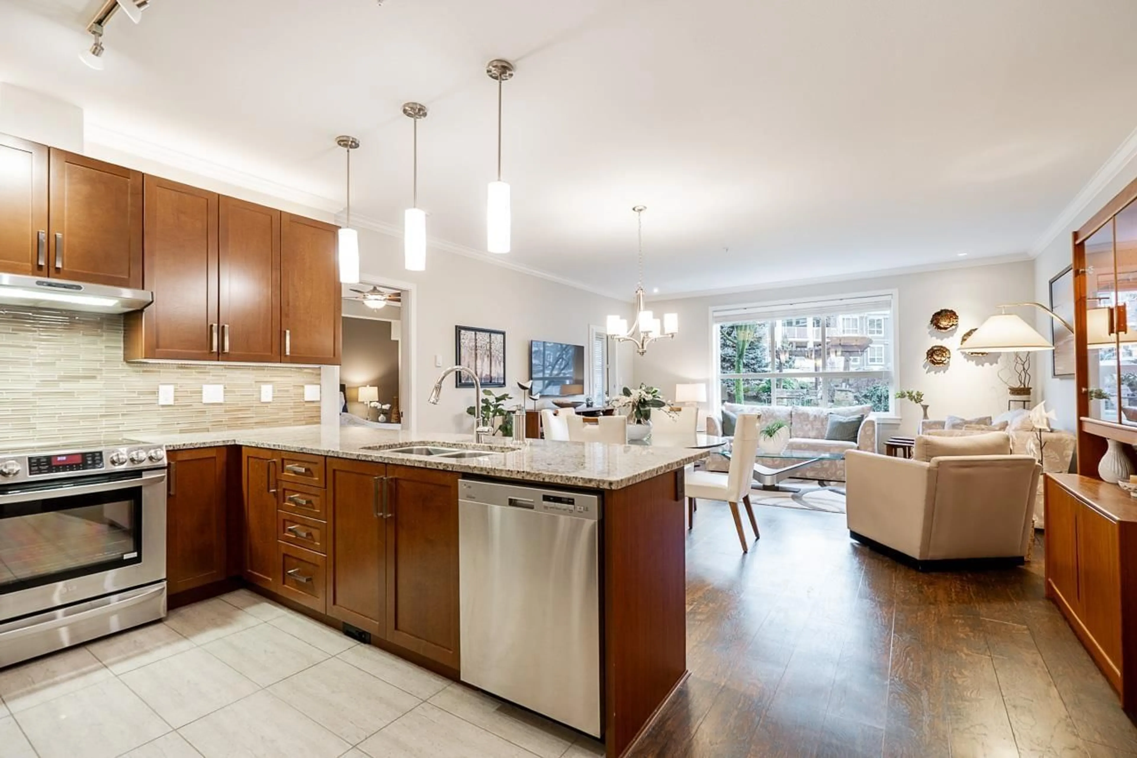 Open concept kitchen, ceramic/tile floor for 104 - 6480 194 STREET, Surrey British Columbia V4N6J9