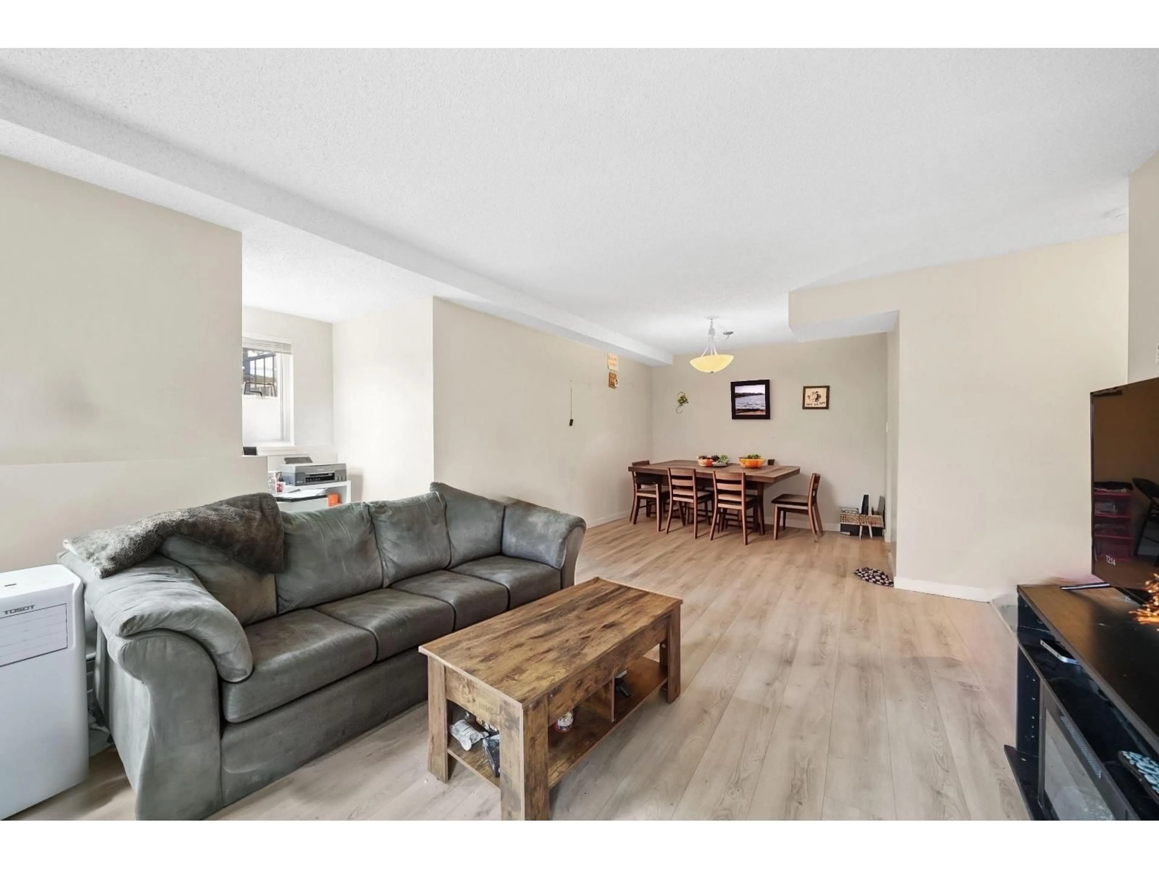 Living room with furniture, wood/laminate floor for 3 - 1870 SOUTHMERE CRESCENT EAST, Surrey British Columbia V4A7A3