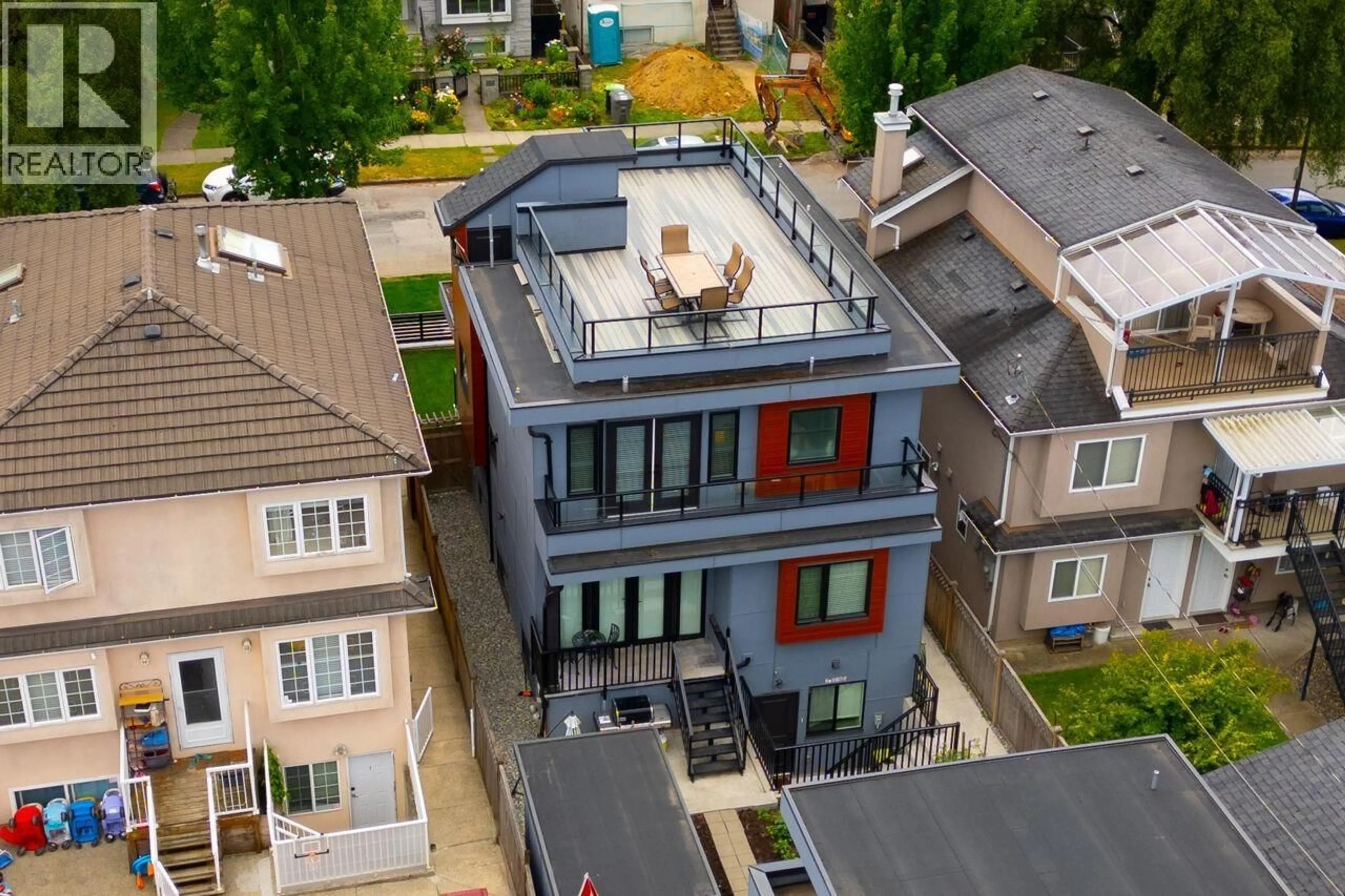 A pic from outside/outdoor area/front of a property/back of a property/a pic from drone, city buildings view from balcony for 2765 27TH AVENUE, Vancouver British Columbia V5R1N4