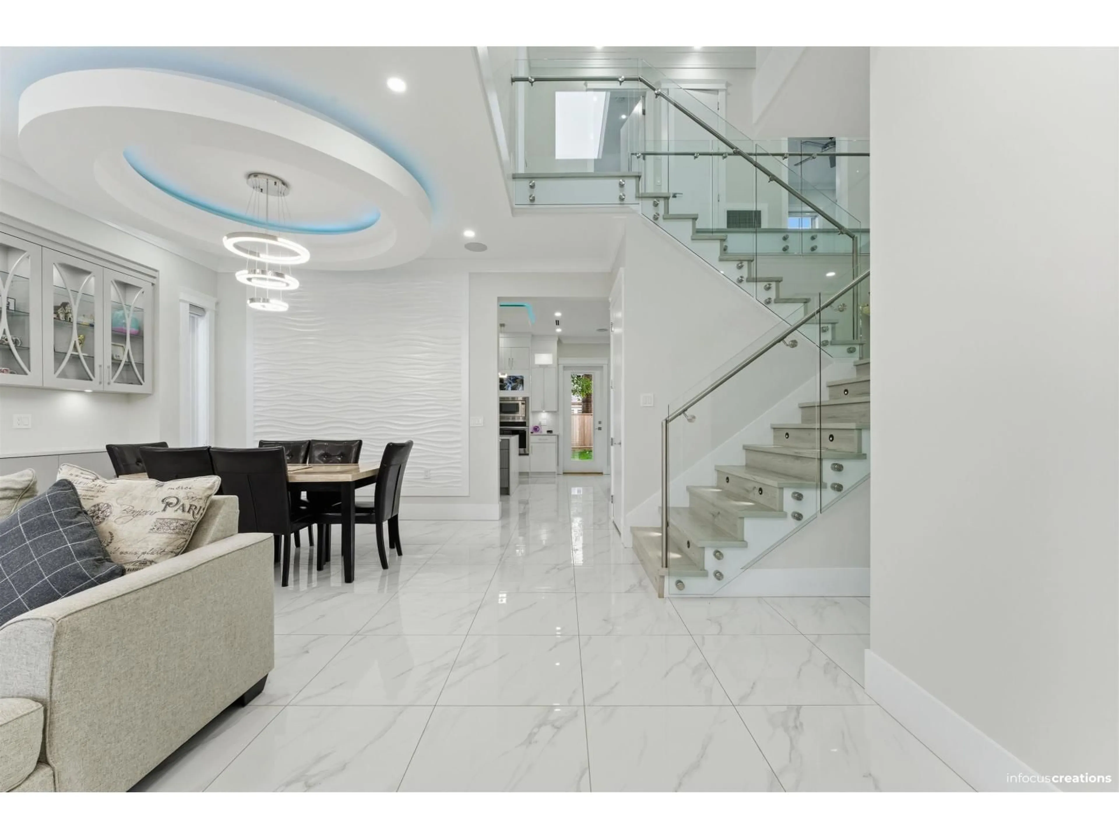 Indoor foyer for 13414 60 AVENUE, Surrey British Columbia V3X2M3