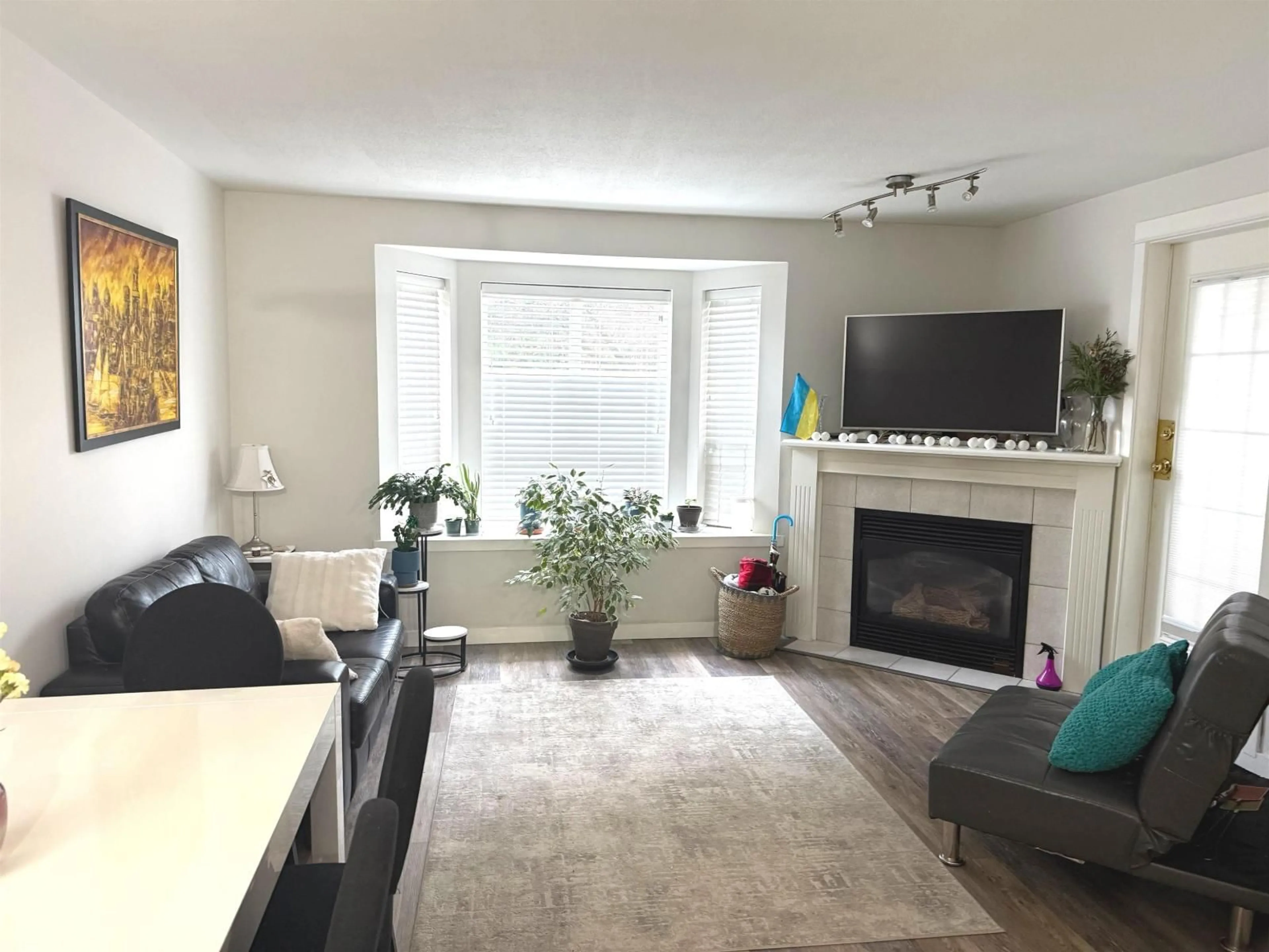 Living room with furniture, wood/laminate floor for 106 - 46693 YALE ROAD, Chilliwack British Columbia V2P7Z4