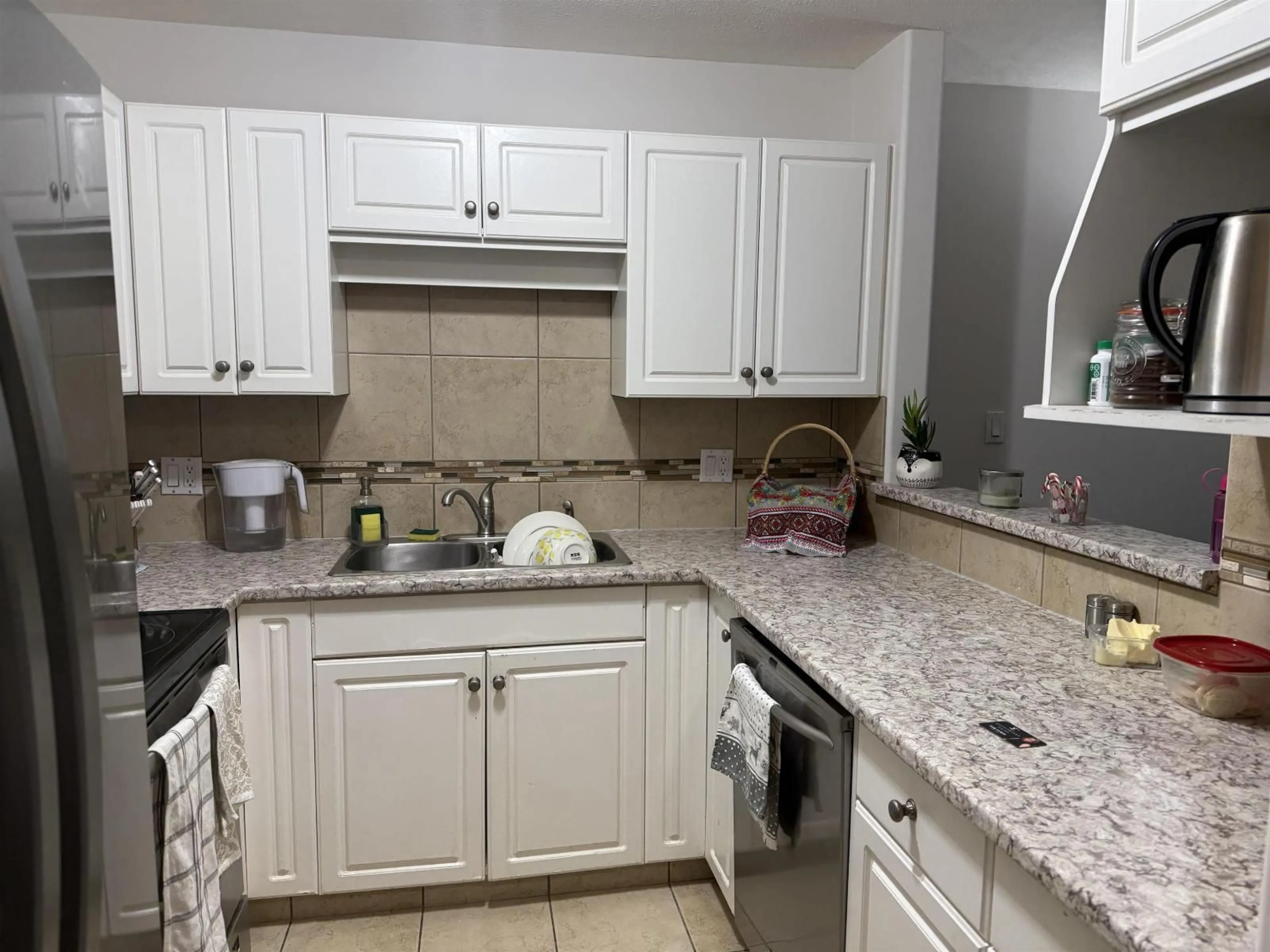 Standard kitchen, ceramic/tile floor for 106 - 46693 YALE ROAD, Chilliwack British Columbia V2P7Z4